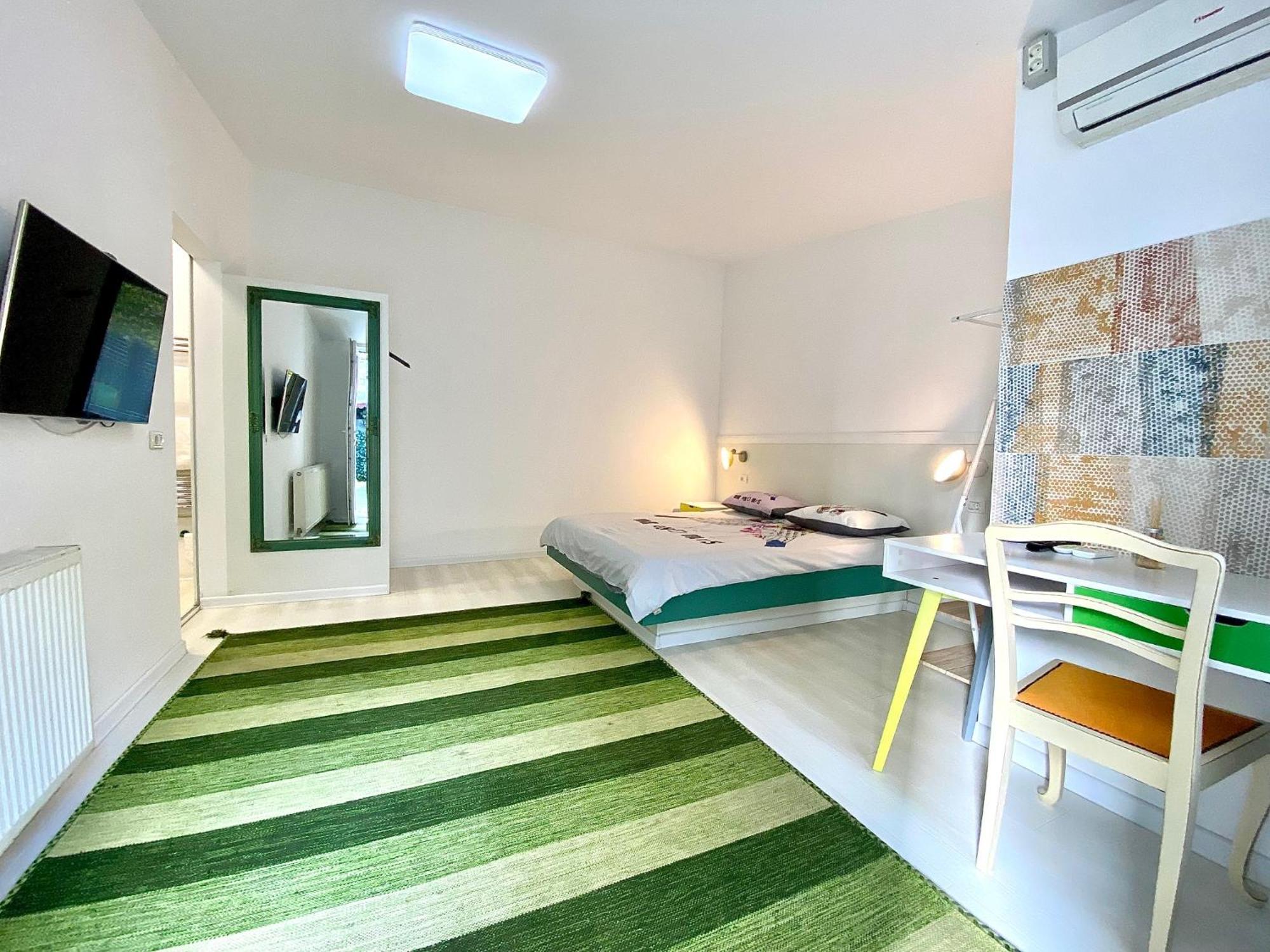 3 Smart Airport Hotels Near Casa cu Lacat Worth Booking