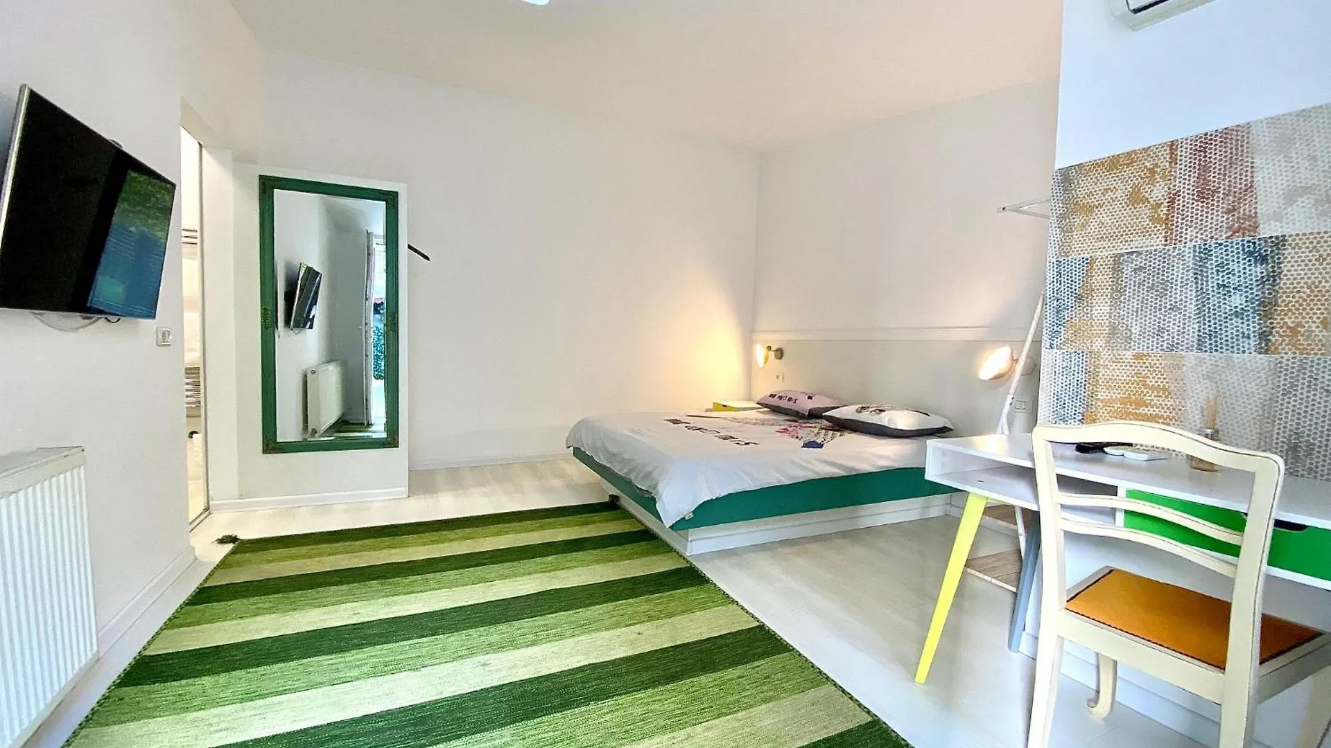 3 Smart Airport Hotels Near Casa cu Lacat Worth Booking