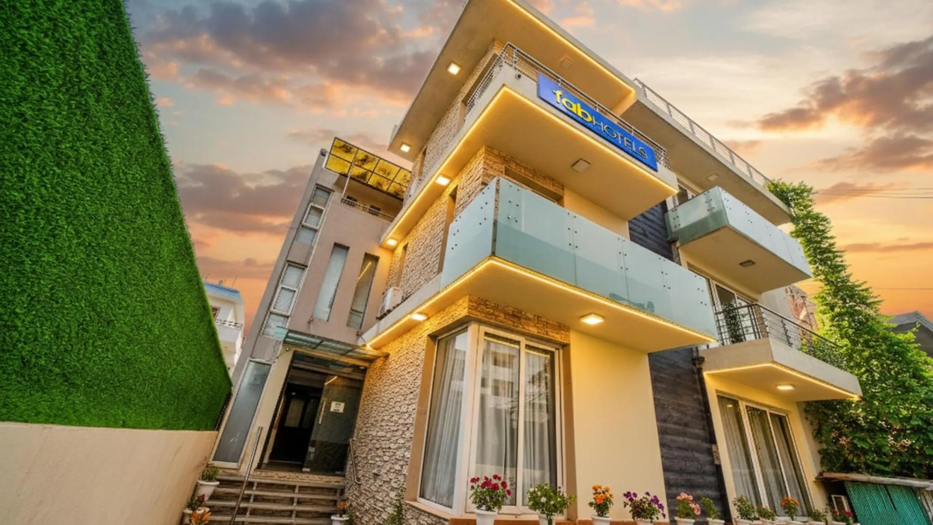15 Airport Hotels Near DLF Cyber Hub That Deliver