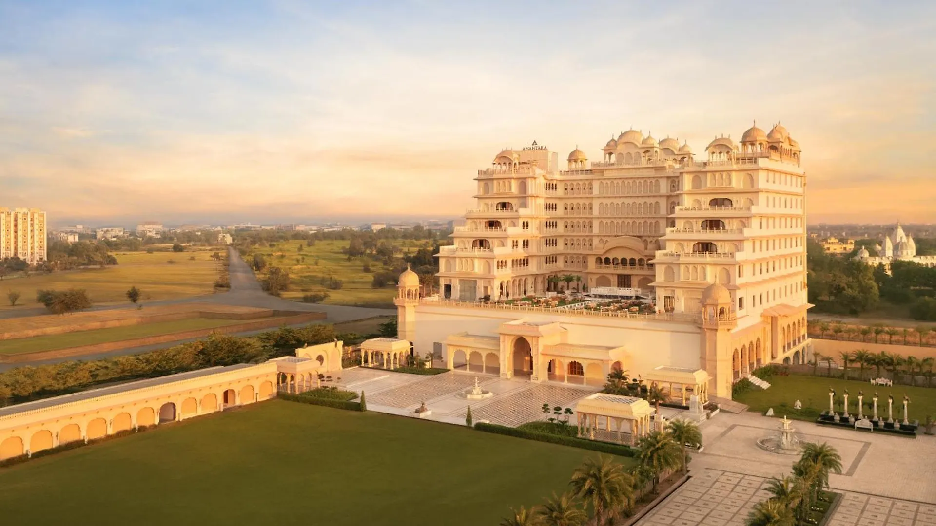 Staying In Jaipur: 4 Luxury Hotels Compared