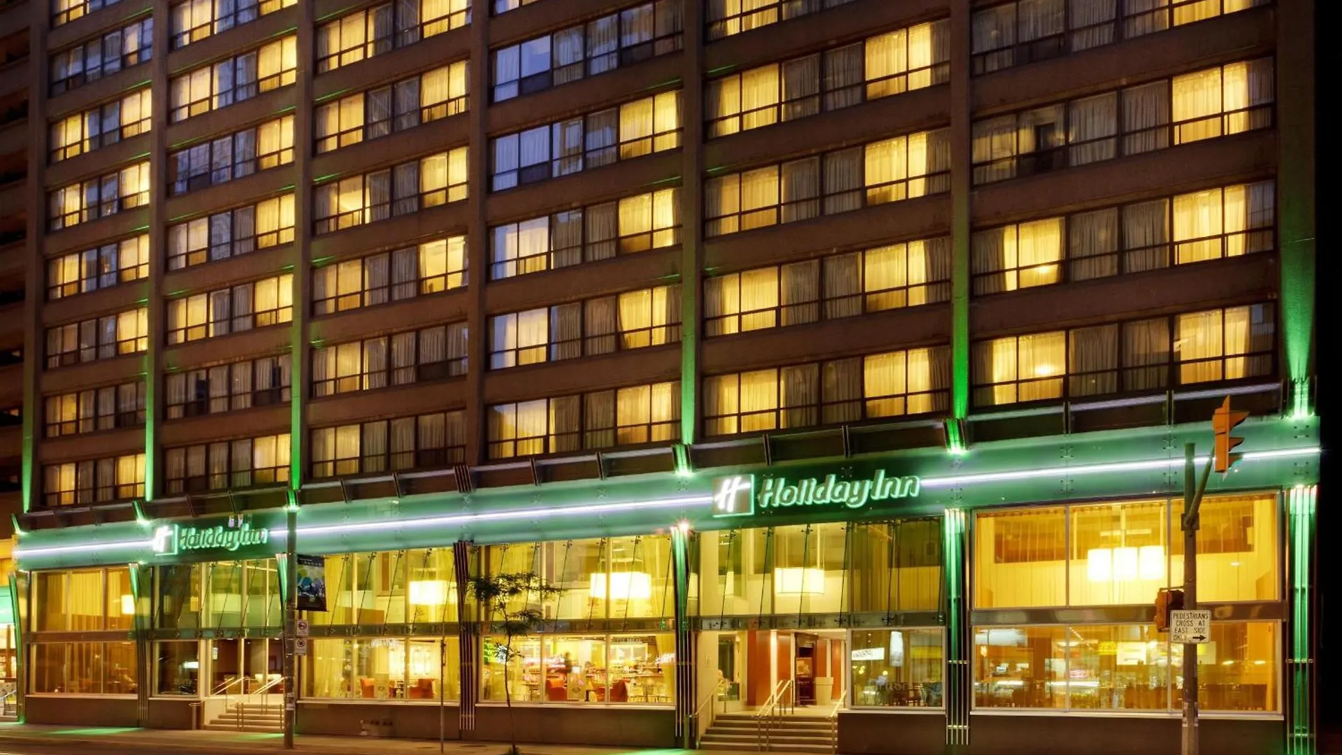 15 Romantic Hotels in Downtown Toronto Worth Booking