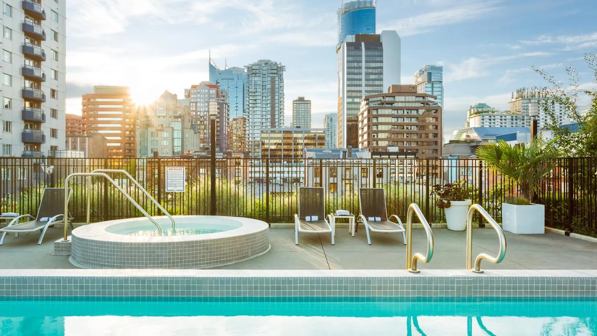 4 Top-Rated 5-Star Hotels In Downtown Vancouver