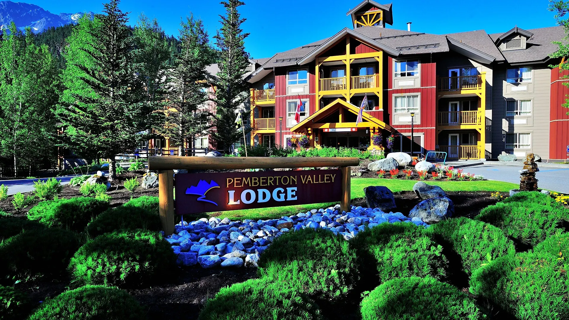 15 Best Luxury Hotels in British Columbia for Every Type of Traveler