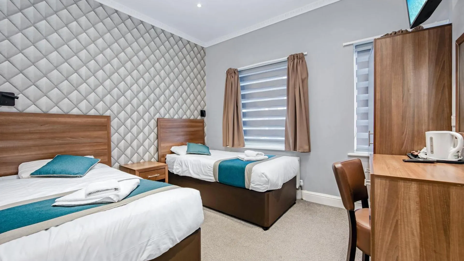 Staying Near Trafalgar Square: 15 Budget Hotels Compared