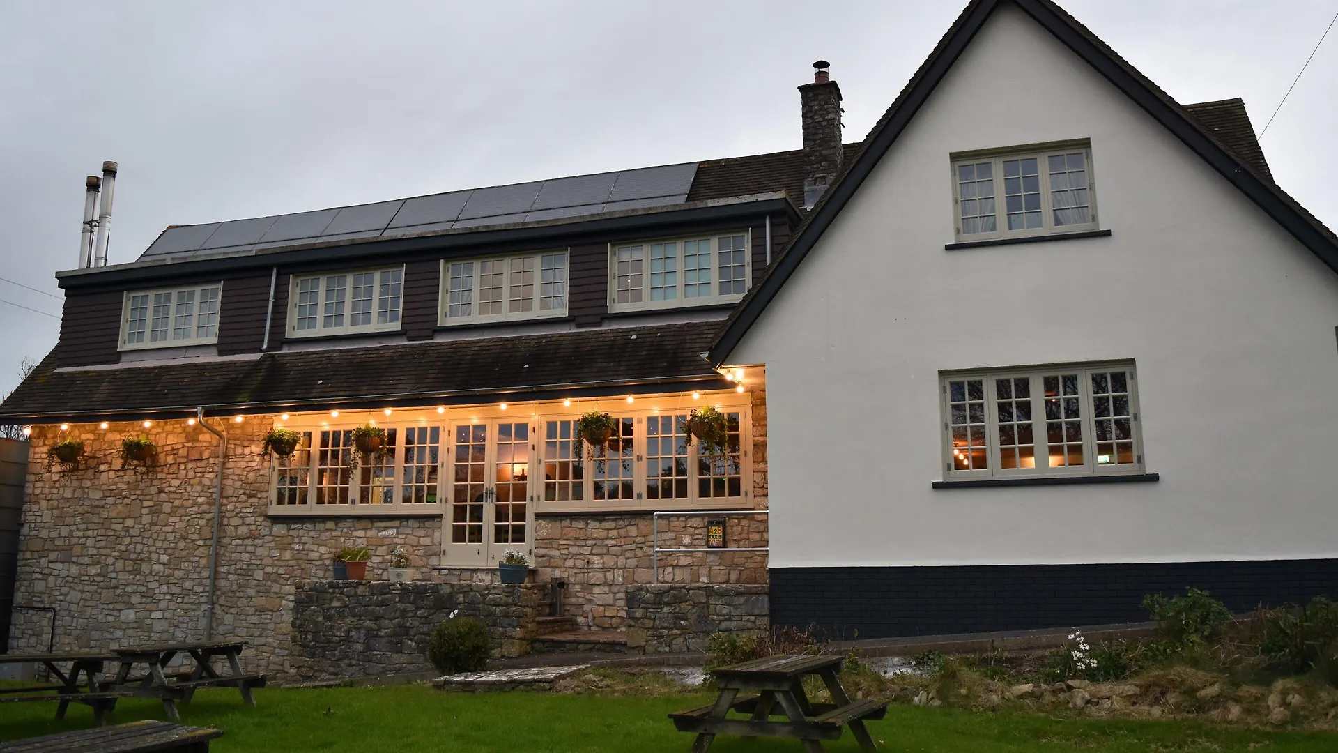 Staying Near Tinkinswood: 15 Family Hotels Compared