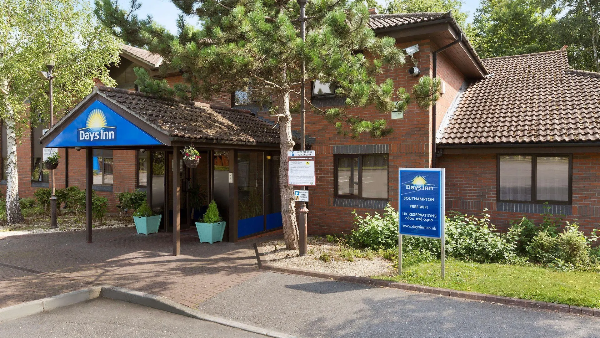 Staying Near Hawthorns Wildlife Centre: 13 Airport Hotels Compared