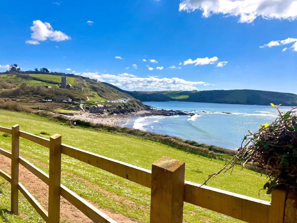 Staying Near Plympton Castle: 13 Family Hotels Compared