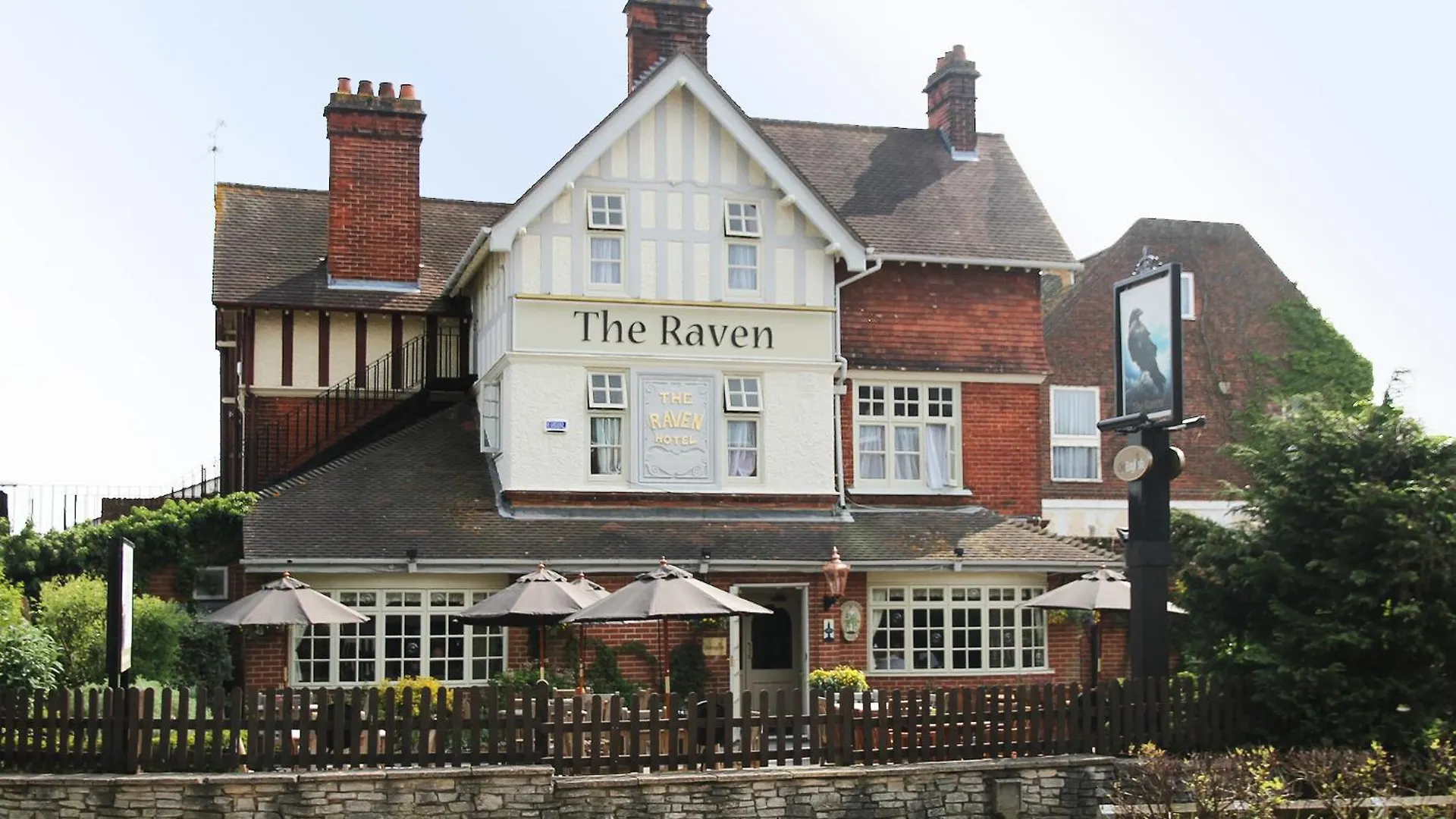 9 Smart Central Hotels Near Odiham Castle Worth Booking