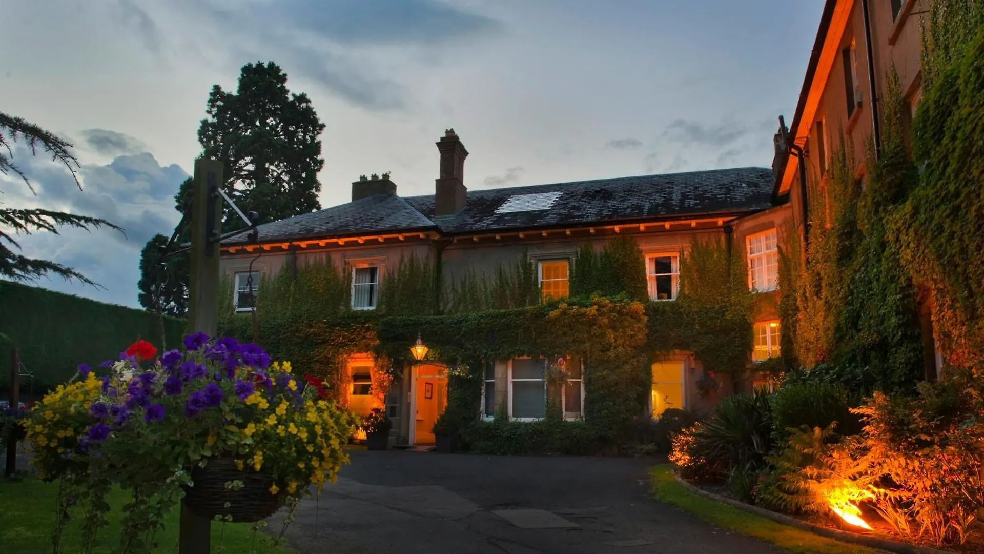 3 Family-Friendly Hotels Near Worcester City Art Gallery That Deliver