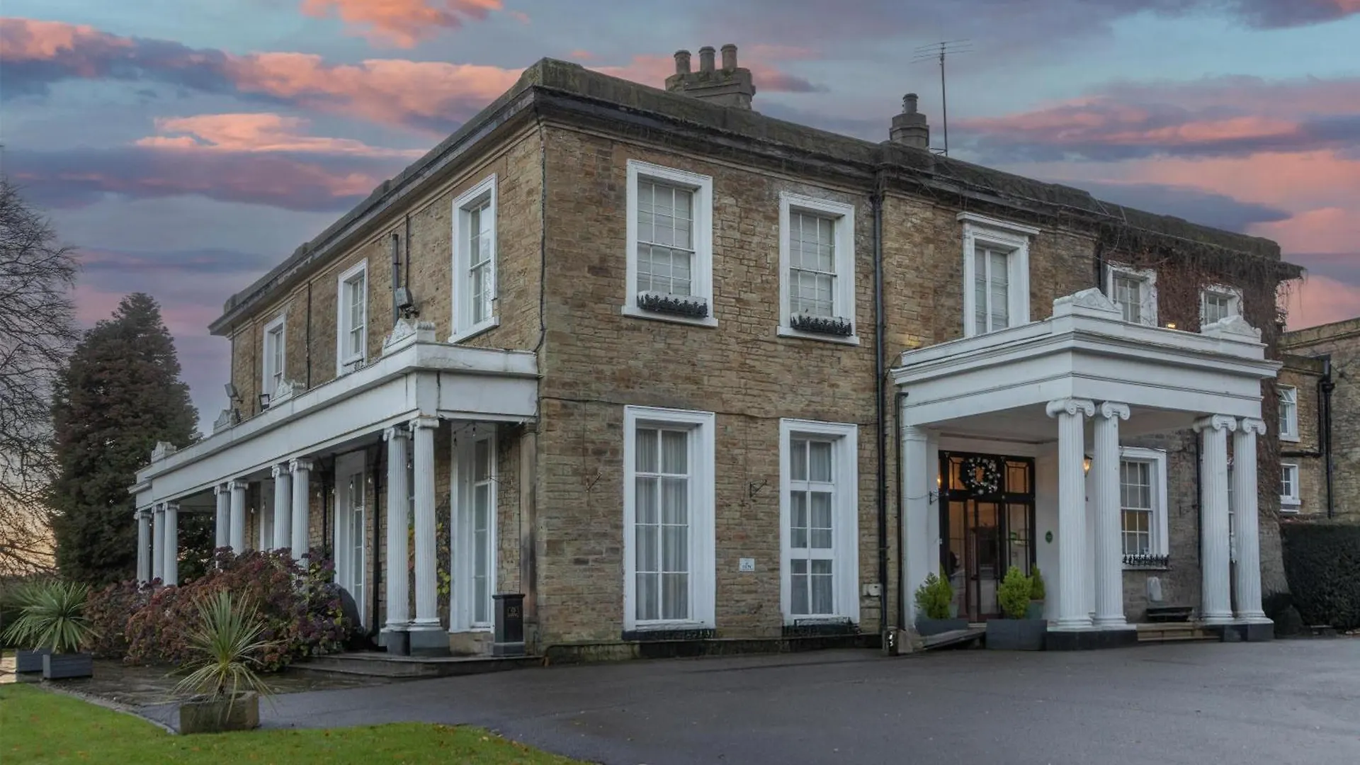 7 Top-Rated 4-Star Hotels Close to Linacre Reservoirs