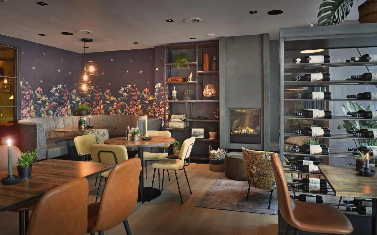 Staying Near Den Hartogh Ford Museum: 6 Beach Hotels Compared