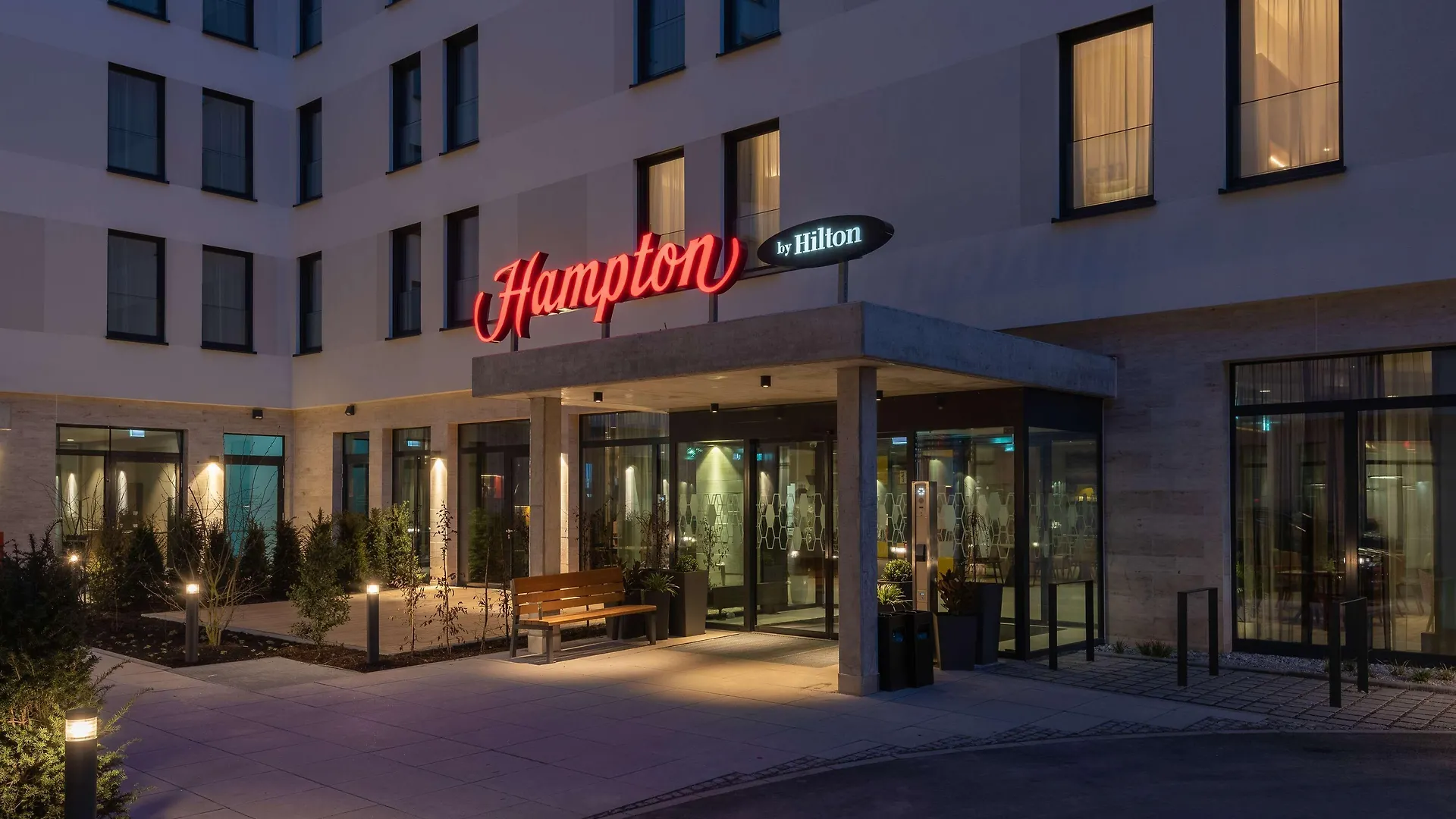4 Business Hotels in Schwabing That Deliver on Connectivity