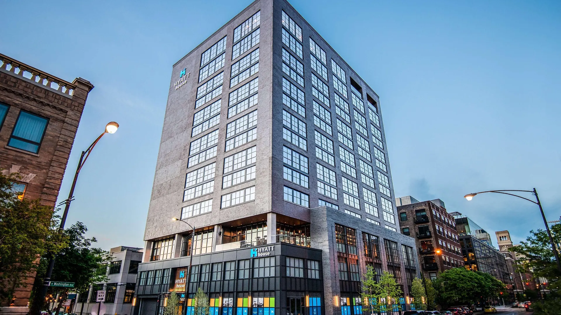 5 Exceptional Design Hotels Near The Merchandise Mart for Chicago Stays