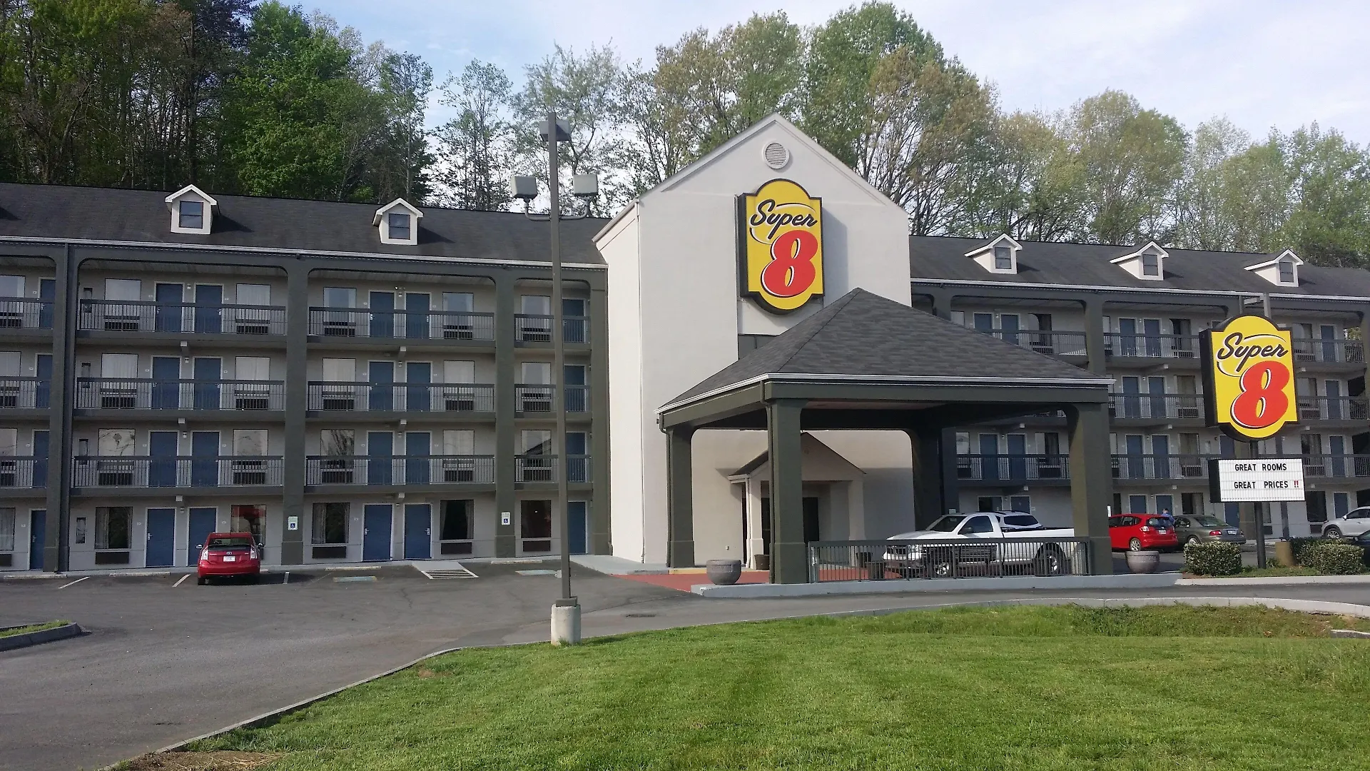Where to Stay Near Dixie Stampede: 15 Central Pigeon Forge Hotels