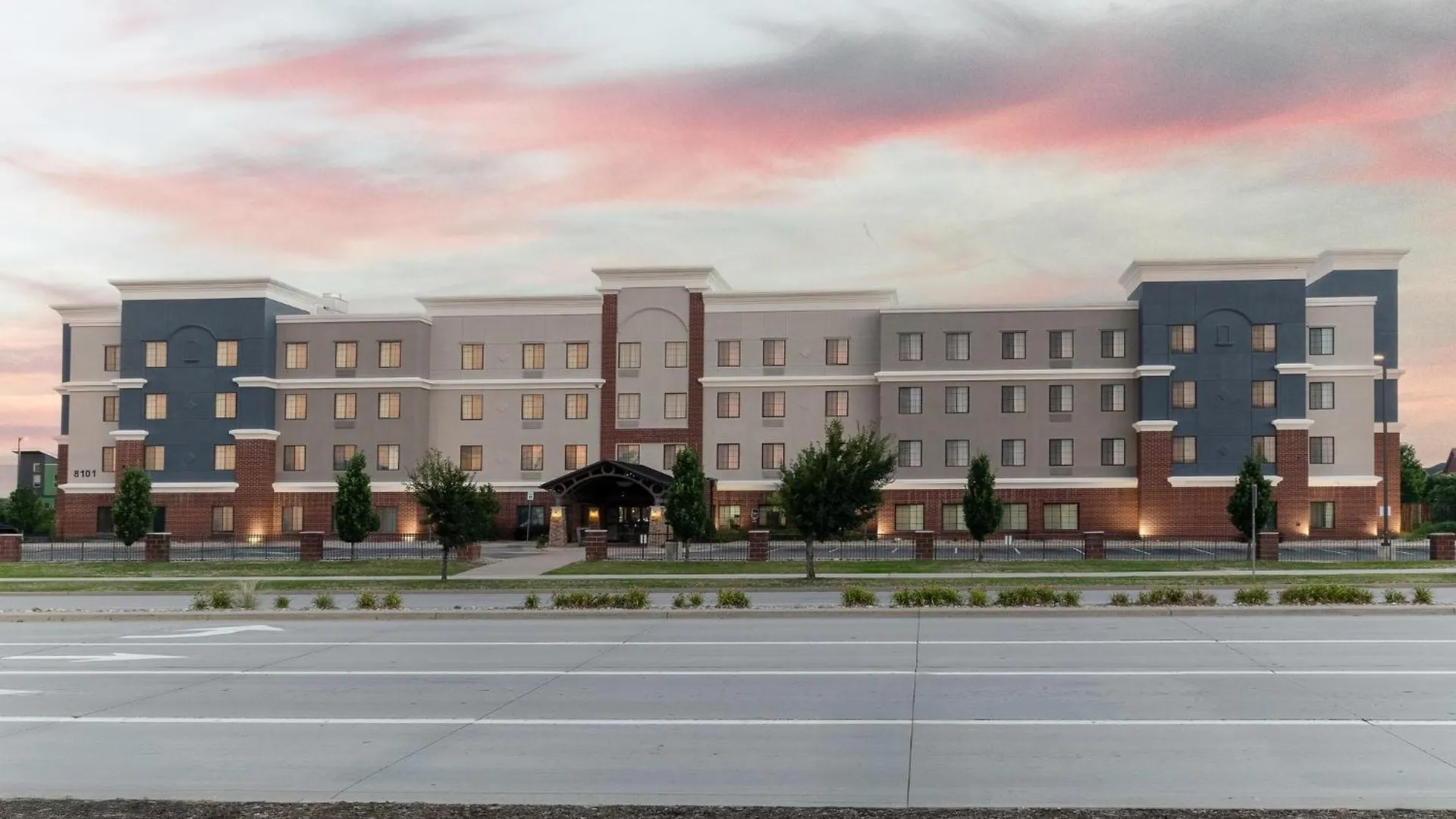 Where to Stay Near Four Mile Historic Park: 10 Business Hotels