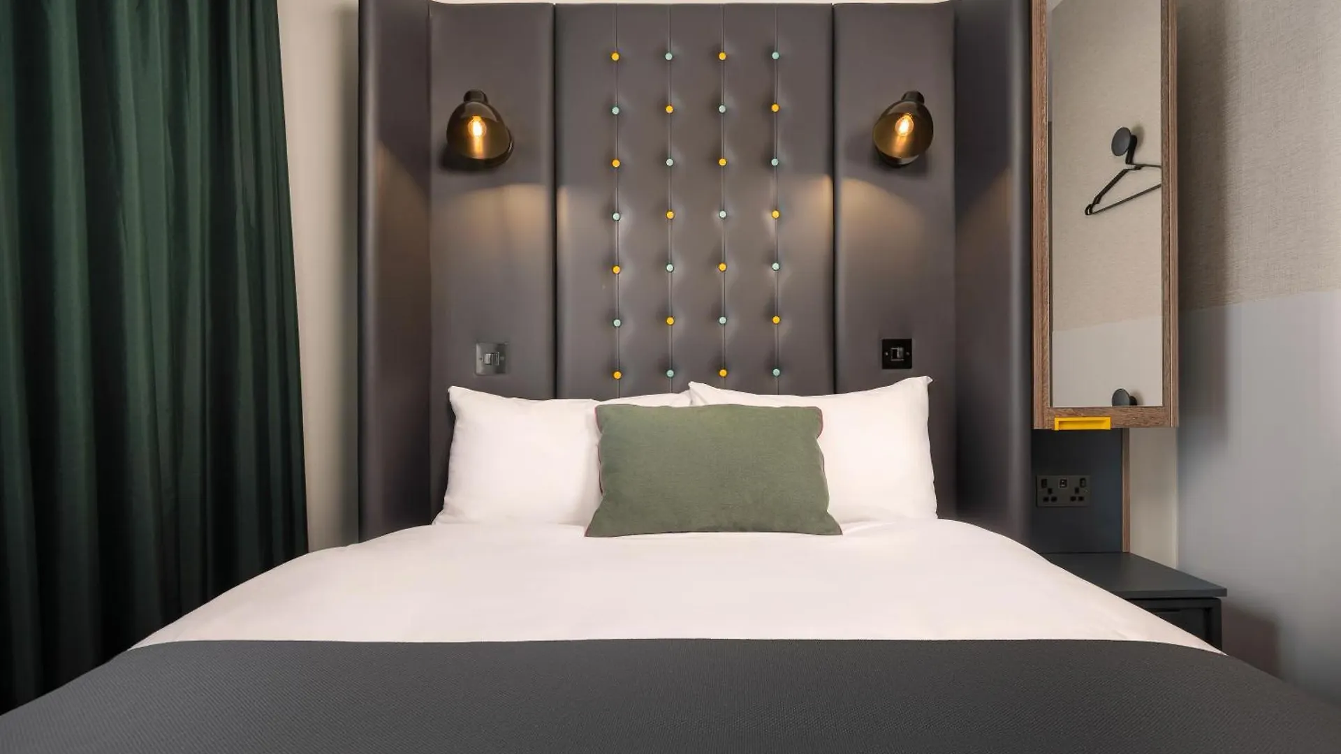 4 Central Hotels Near Barnes for Smart London Stays