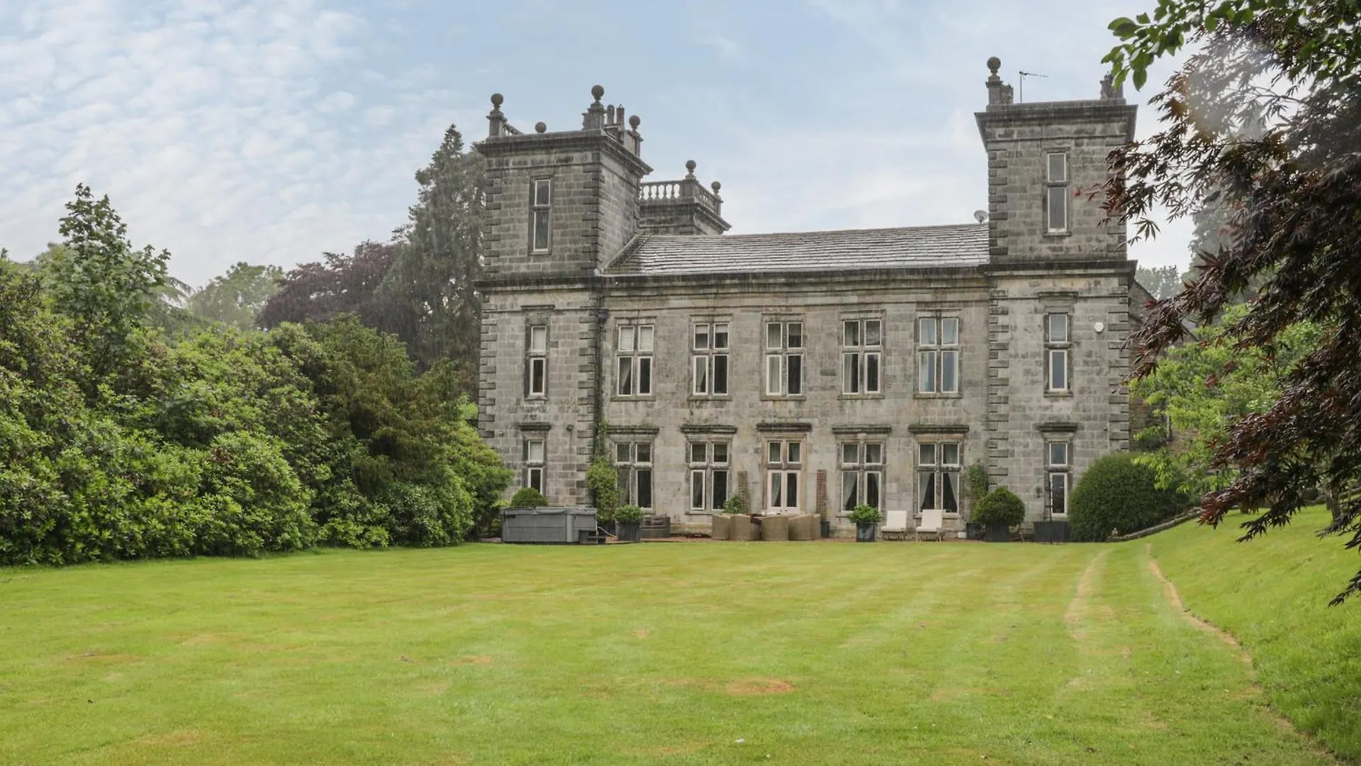 Staying Near Skipton Castle: 6 Villa Hotels Compared