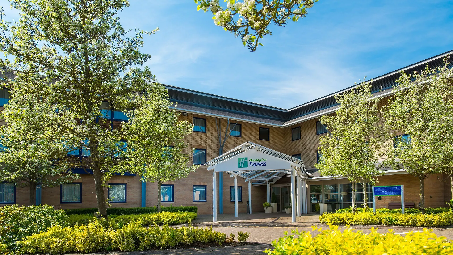 5 Smart Family Hotels Near Bradwell Sports & Social Club