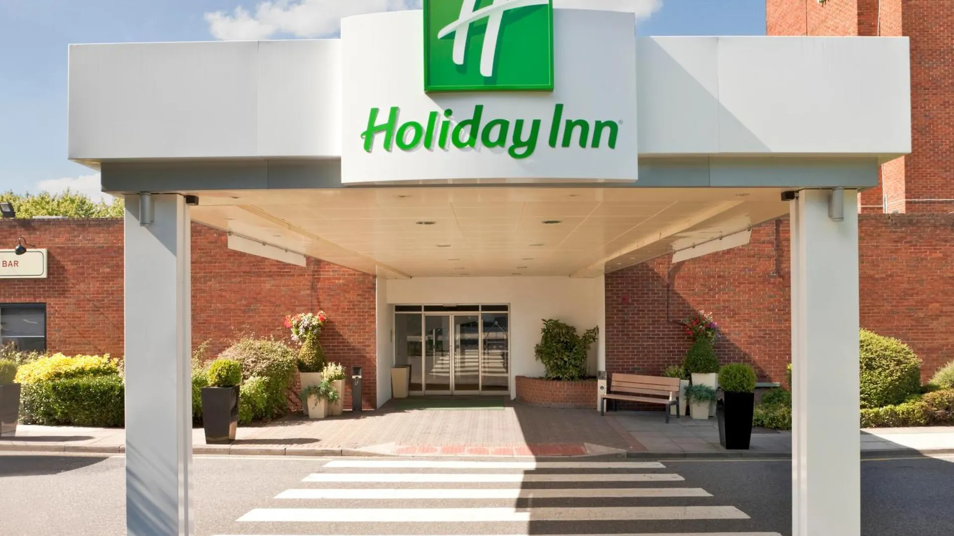 Where to Stay Near Burstead Golf Club: 4 Best 4-Star Hotels