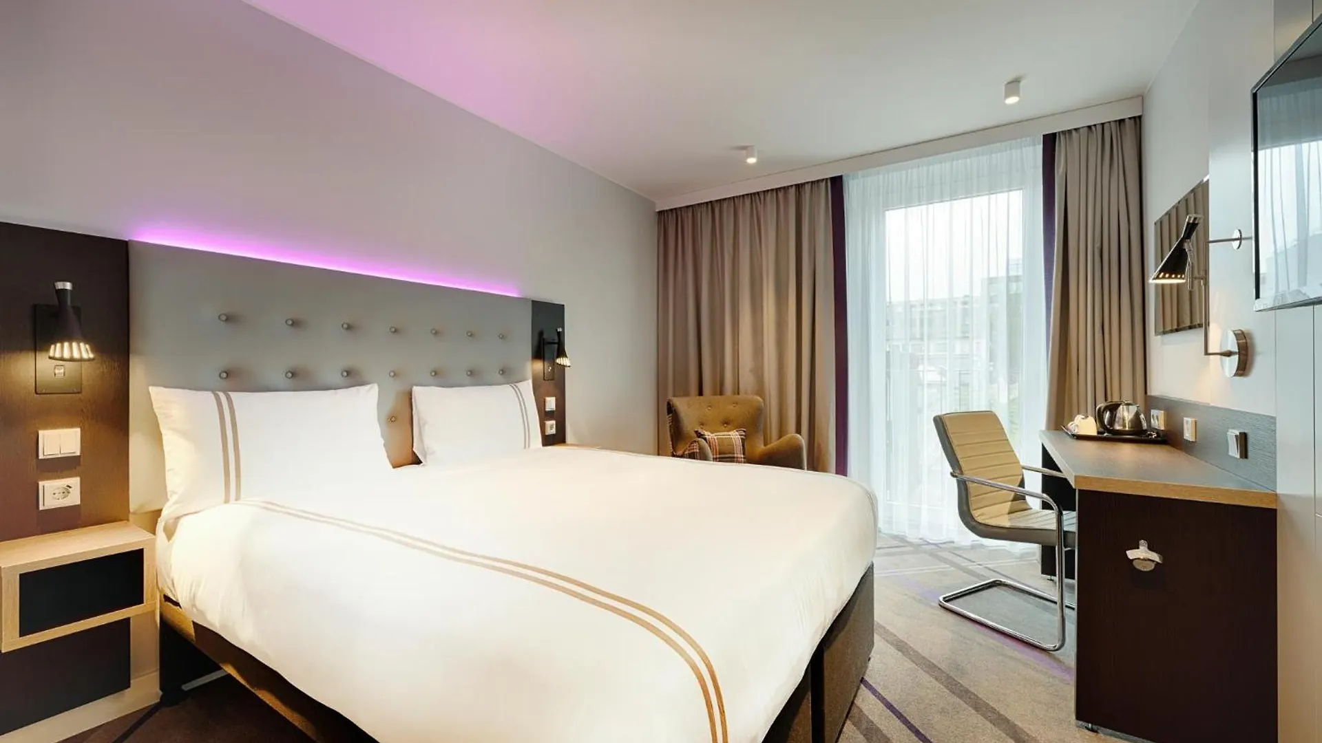 Where to Stay Near Alster: 9 Airport Hotels in Hamburg