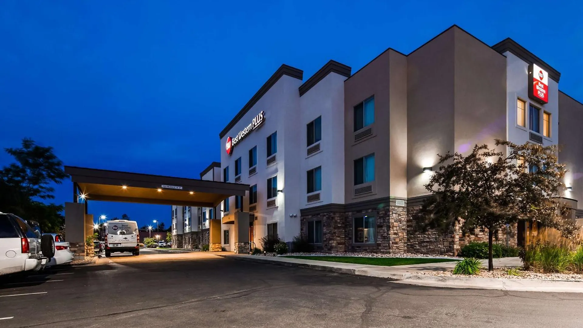 12 Airport Hotels Near Utah Wildlife That Deliver Real Value