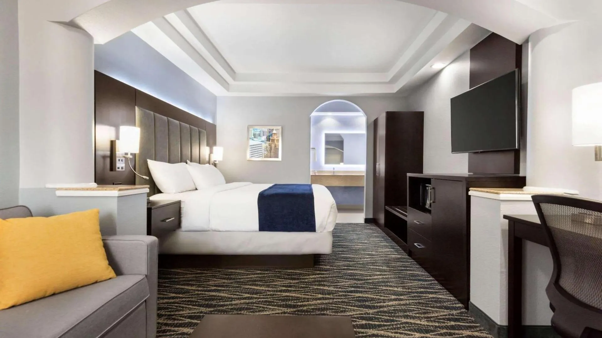 7 Business Hotels Near Houston Hobby Airport That Deliver