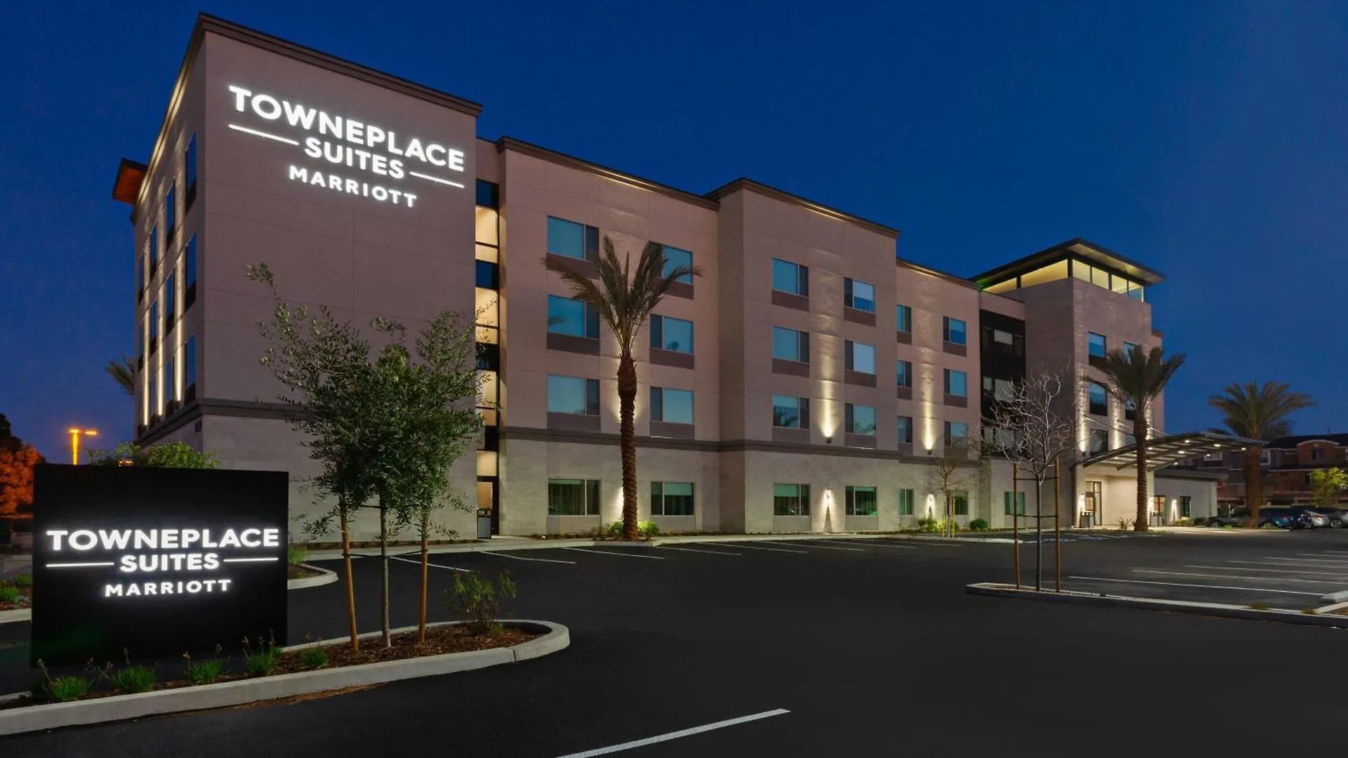 Staying Near Fashion Valley Mall: 5 Business Hotels Compared