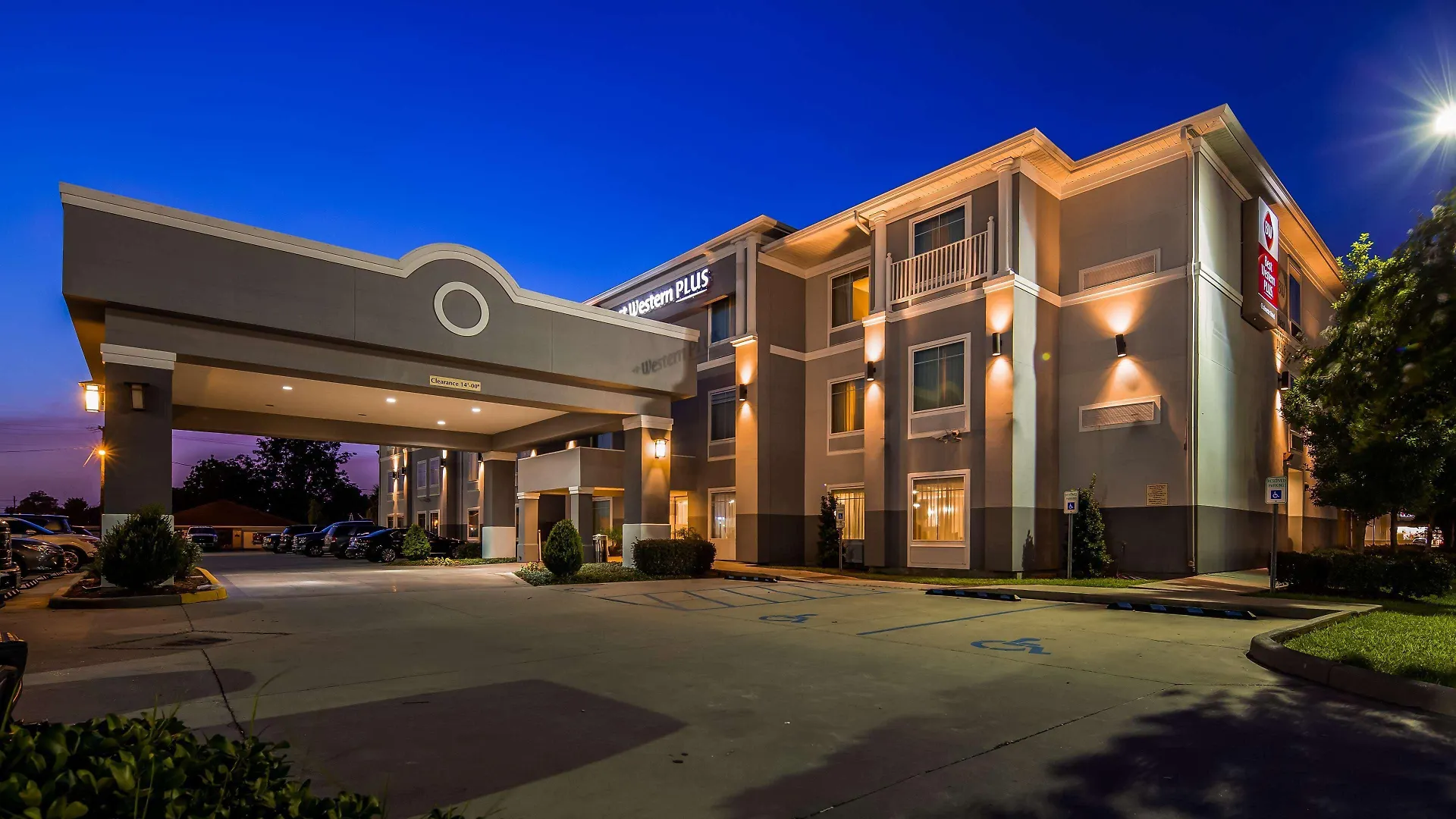 4 Smart Business Hotels Near Riverwalk Marketplace Worth Booking
