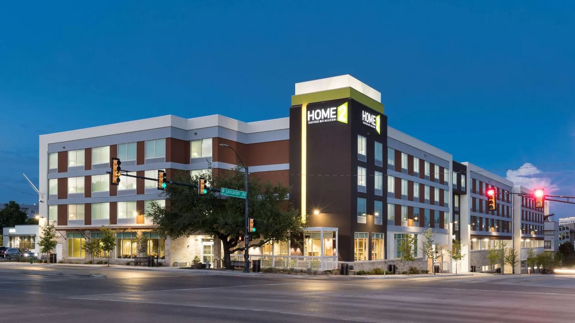 Staying Near Fort Worth Museum of Science and History: 2 Hotels Compared