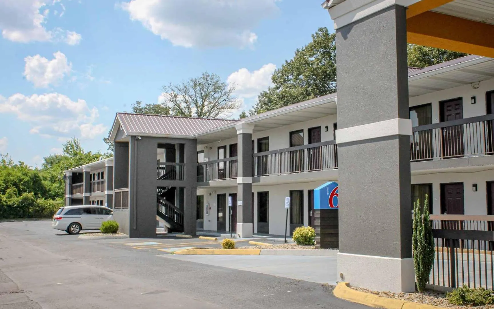 Where to Stay in Knoxville: 5 Best Golf Hotels