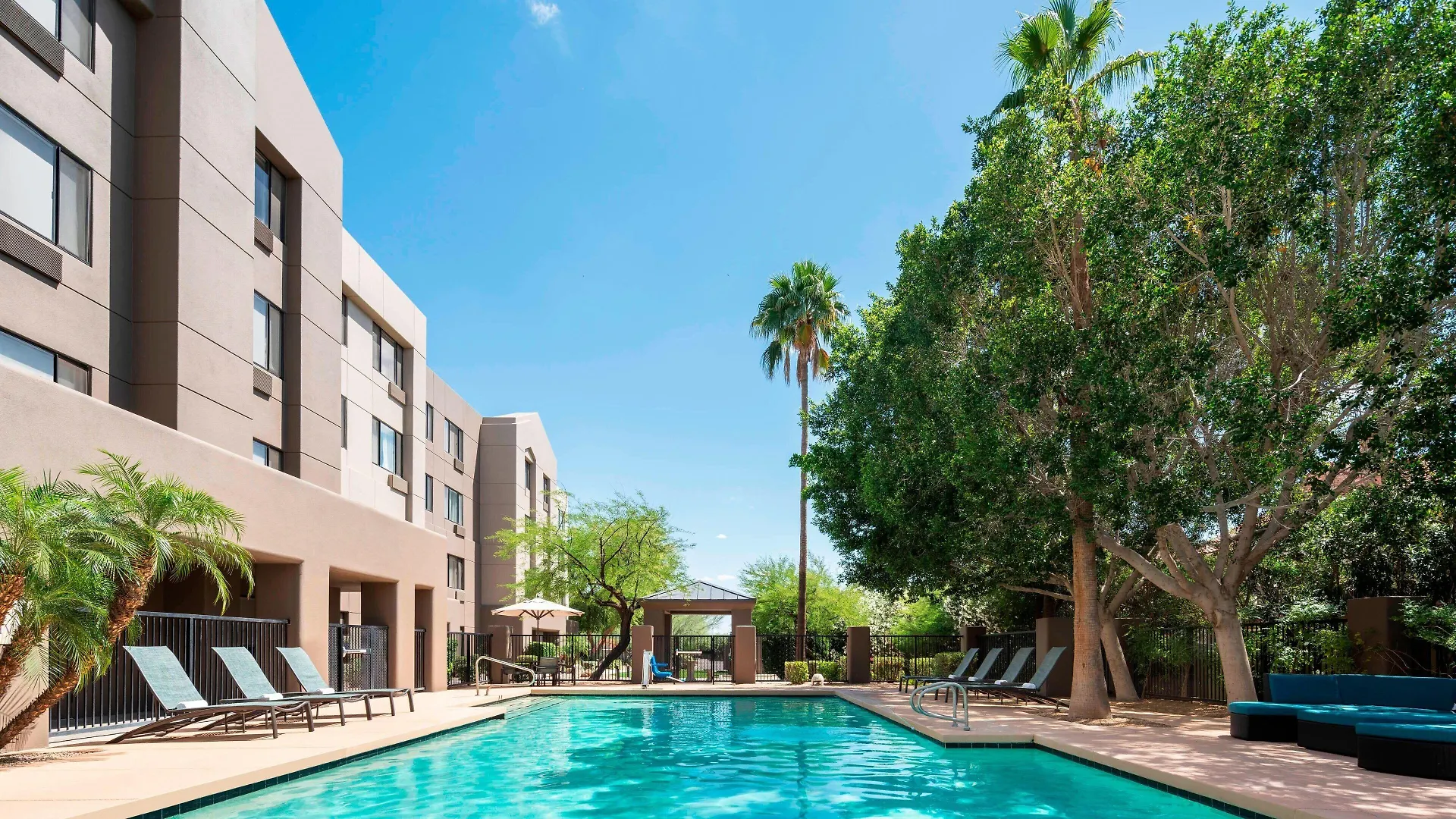 4 Family Hotels Close to Taliesin West Worth Booking
