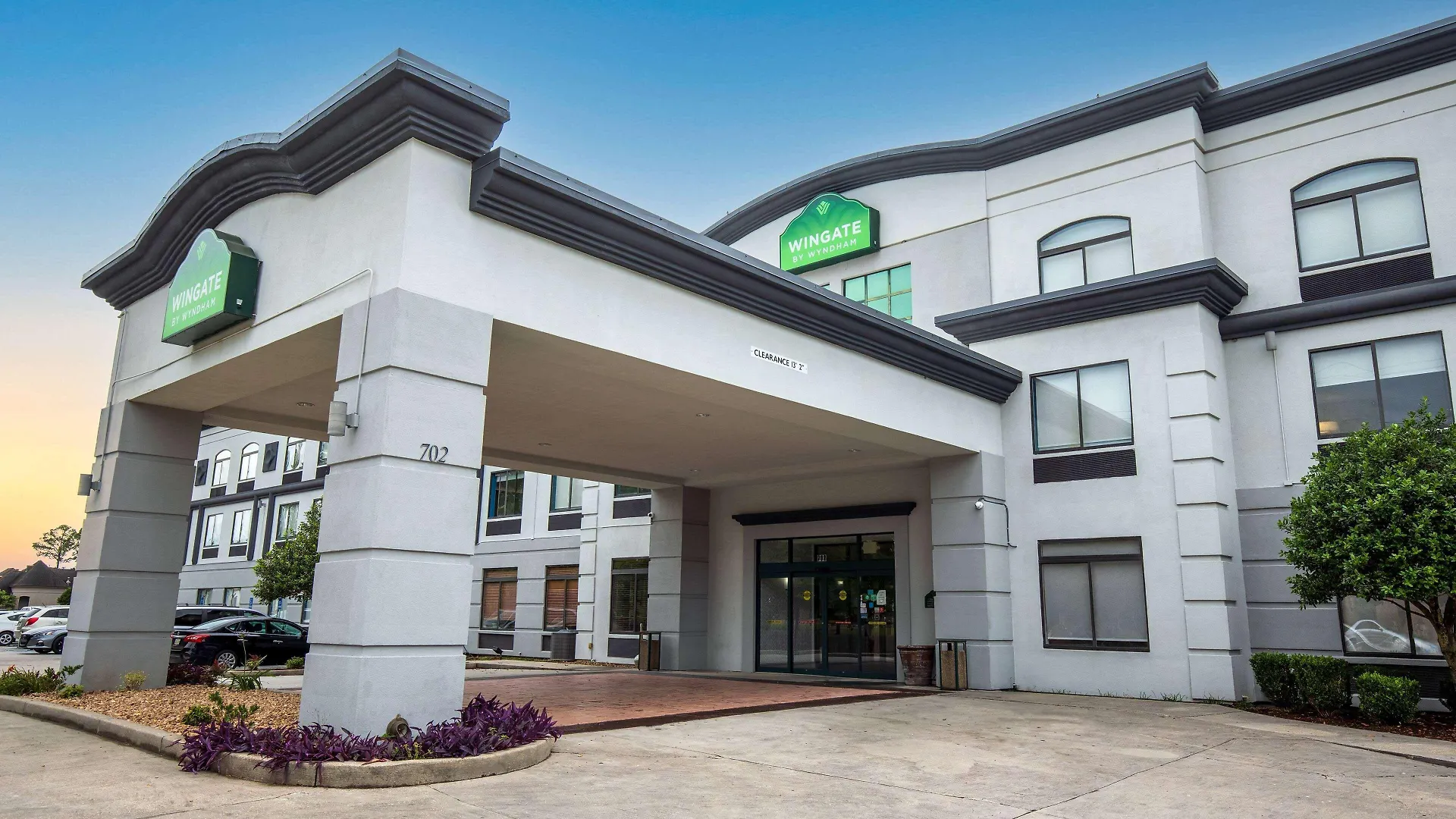 Staying Near Acadiana Fun Jumps: 6 Airport Hotels Compared
