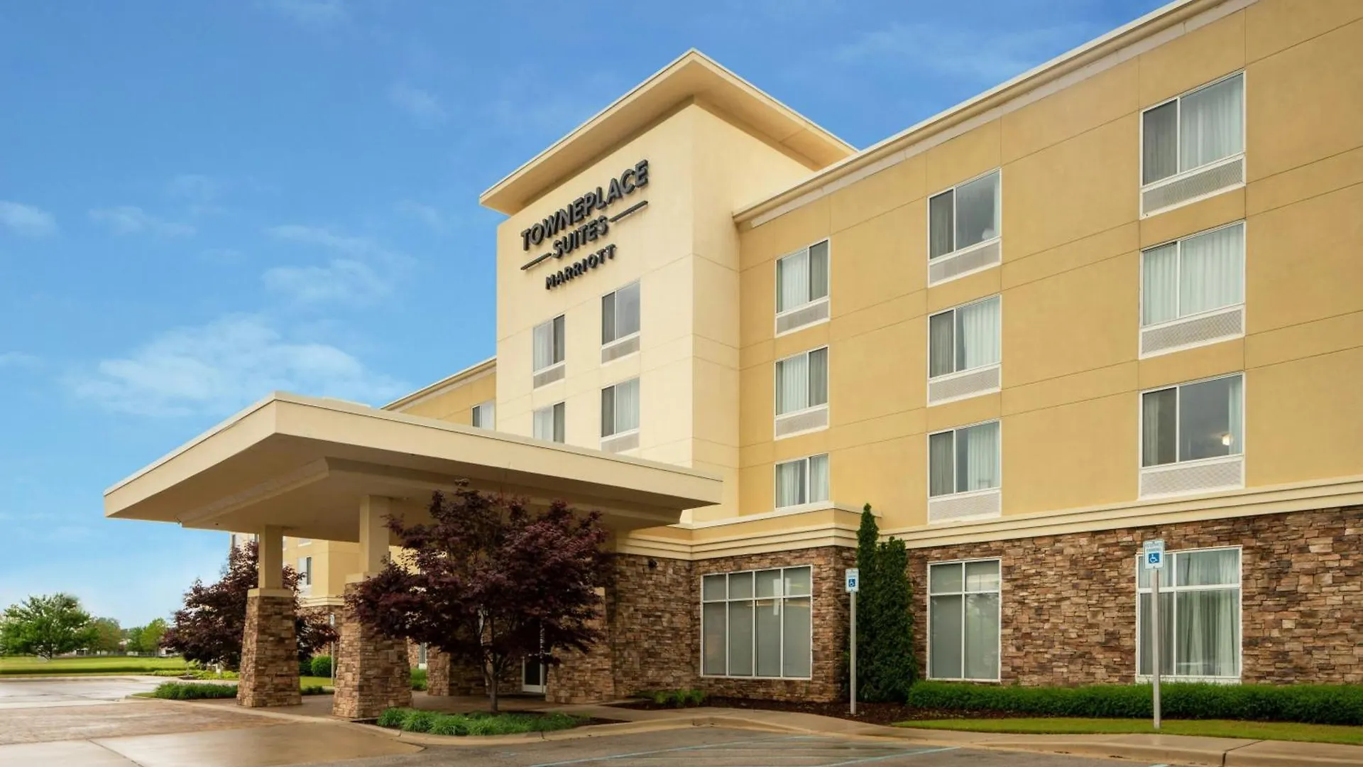 4 Smart Business Hotels Near Von Braun Center Worth Booking