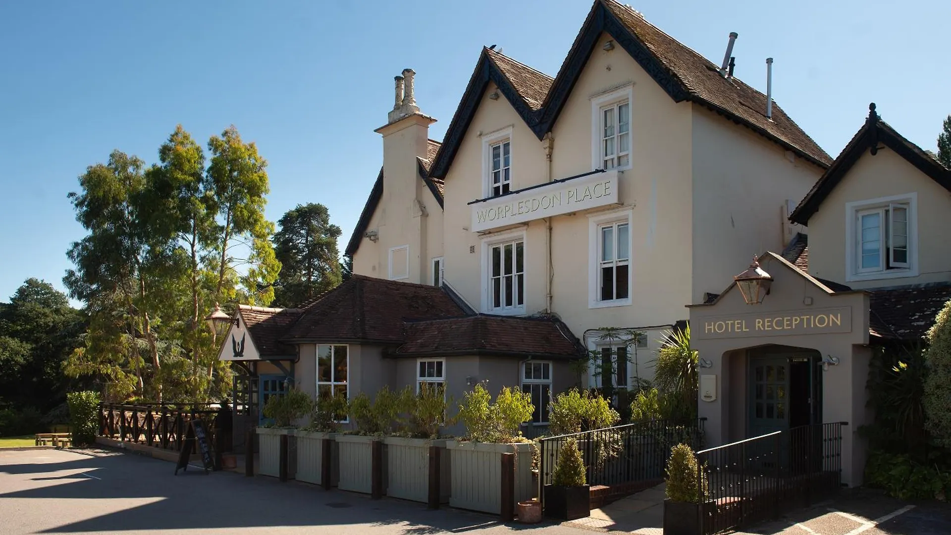 Where to Stay Near Chobham Golf Club: 4 Romantic Hotels Worth Booking