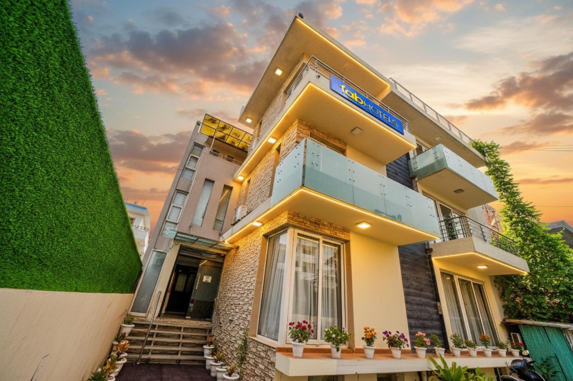 15 Airport Hotels Near DLF Cyber Hub That Deliver