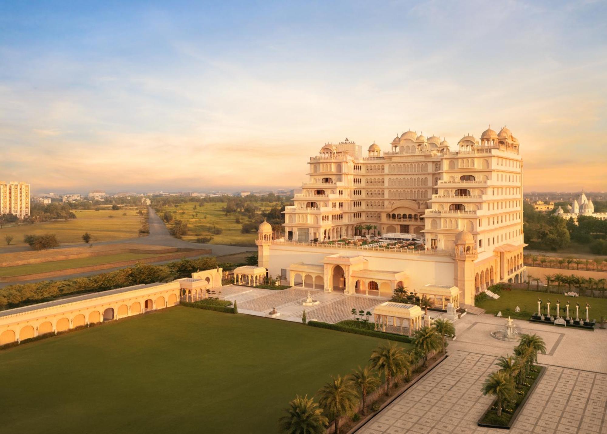 Staying In Jaipur: 4 Luxury Hotels Compared