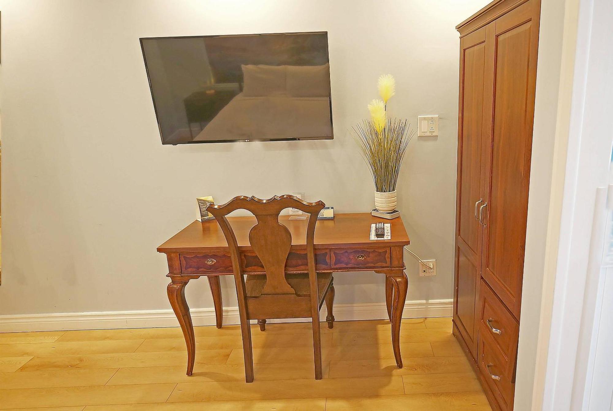 11 Business Hotels Near Rue Ste.-Catherine Worth Booking