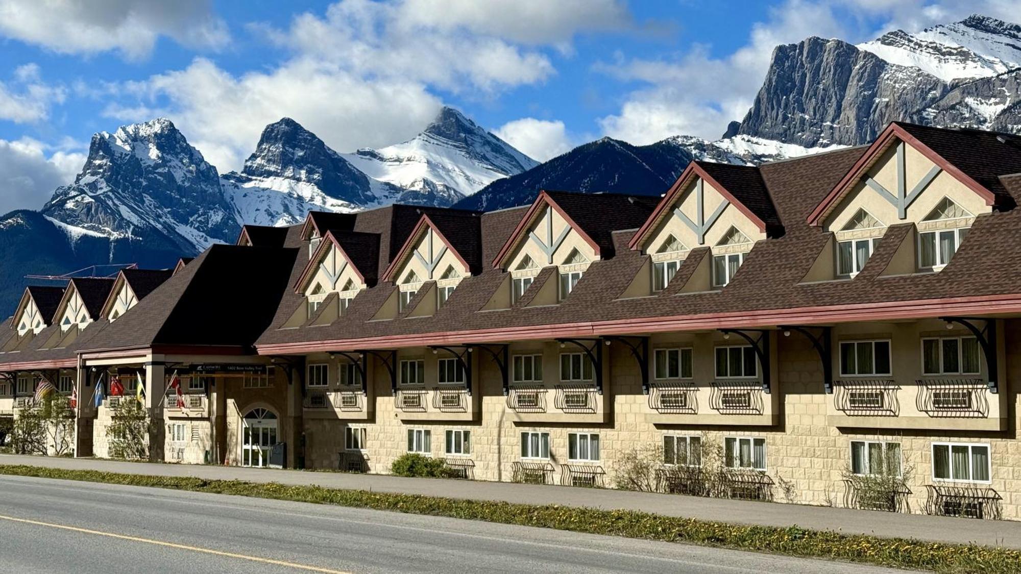 14 Smart Central Hotels In Alberta Worth Booking