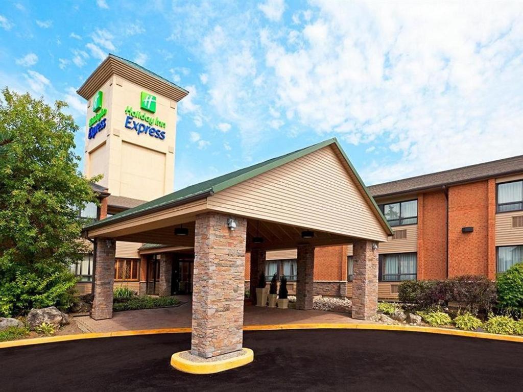 Staying in Canada: 12 Holiday Inn Express Hotels Compared
