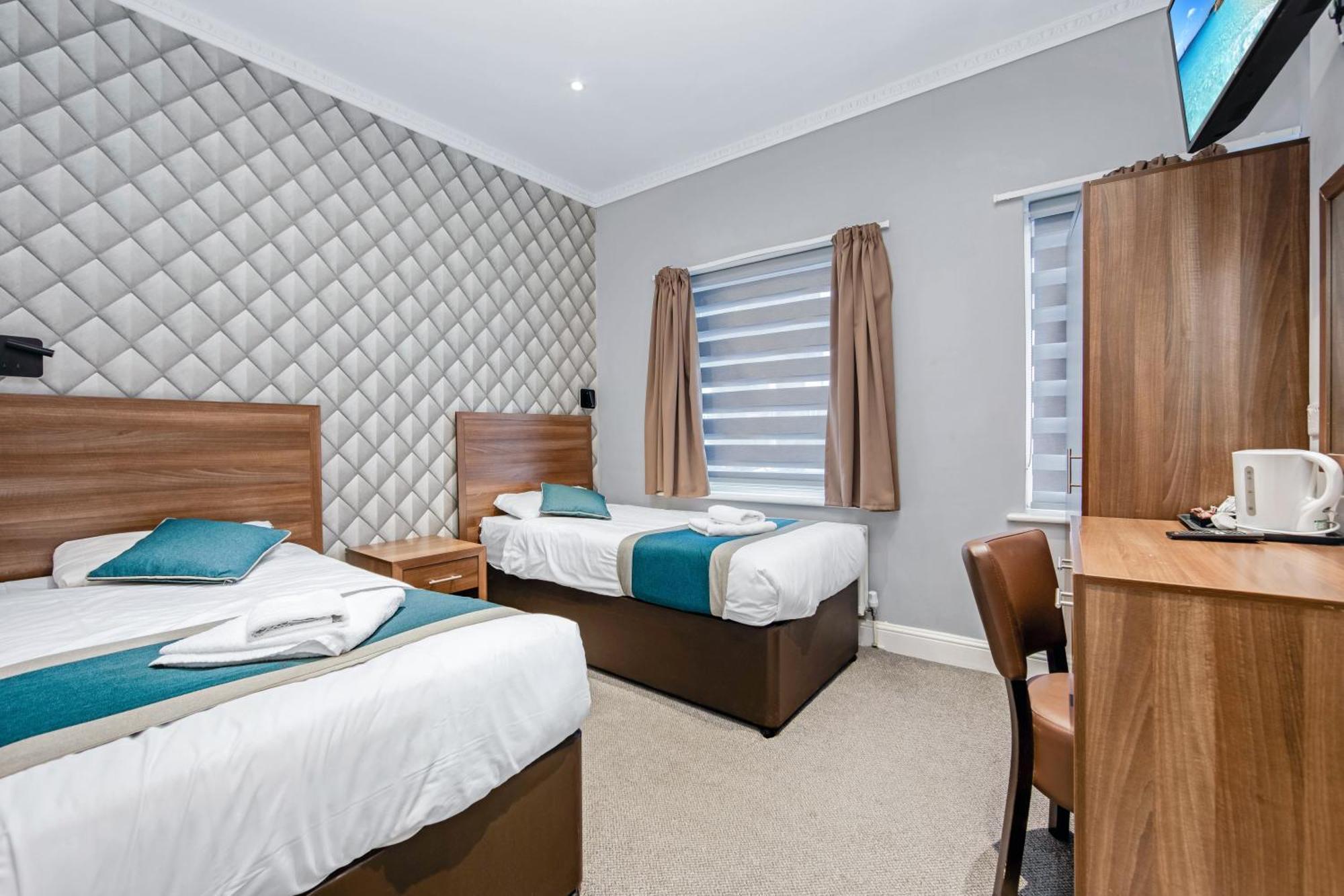 Staying Near Trafalgar Square: 15 Budget Hotels Compared