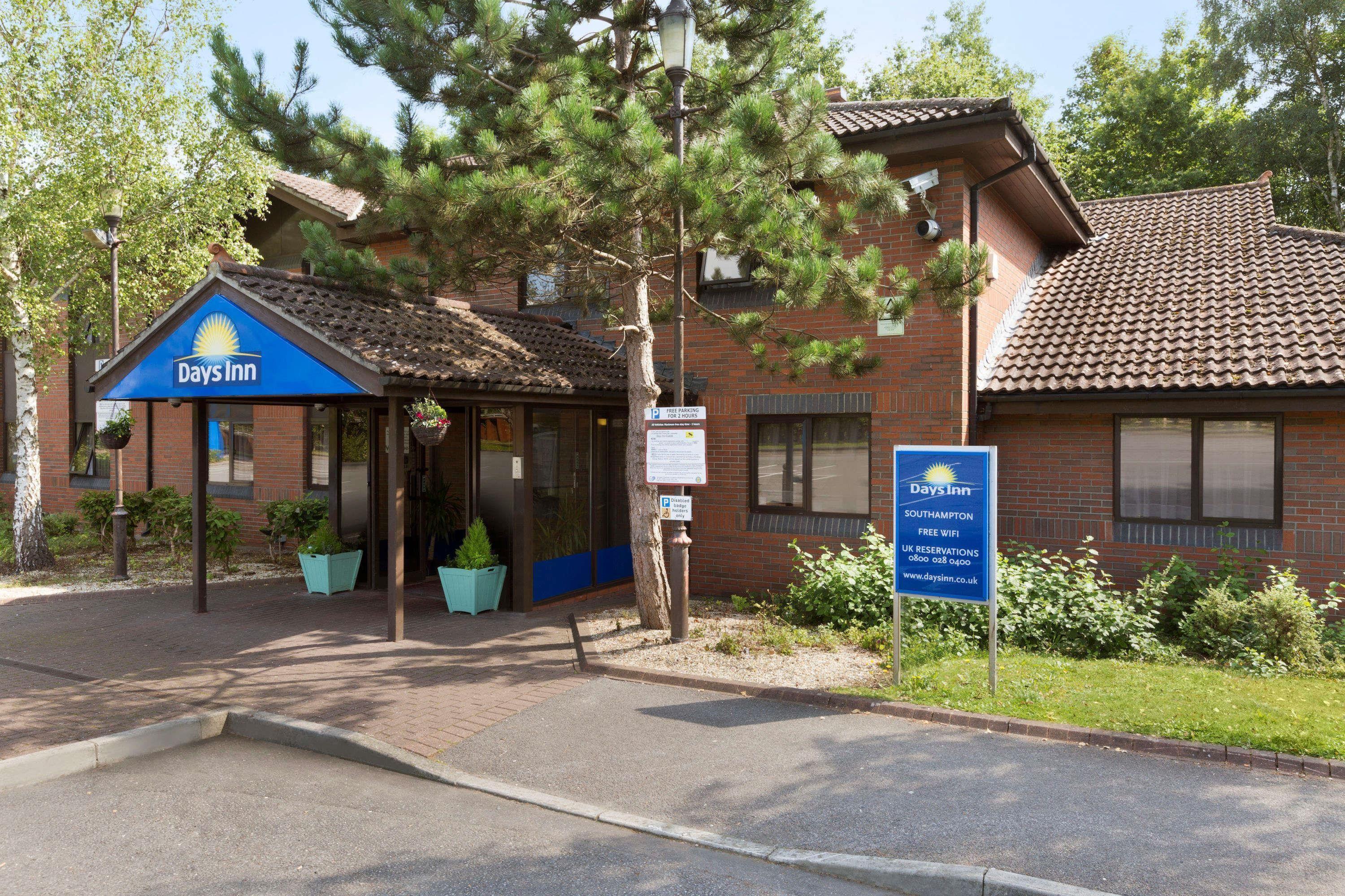 Staying Near Hawthorns Wildlife Centre: 13 Airport Hotels Compared