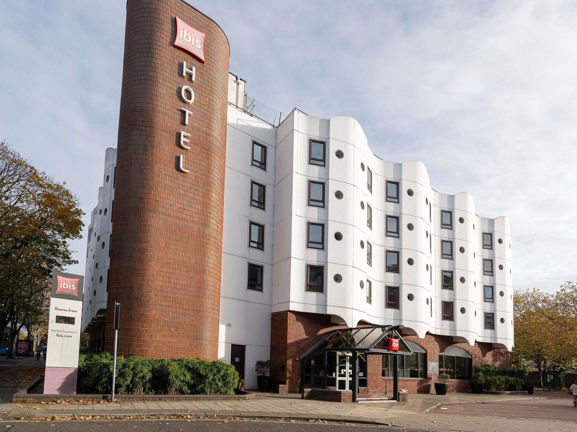 Staying Near Portsmouth Cathedral: 13 Central Hotels Compared