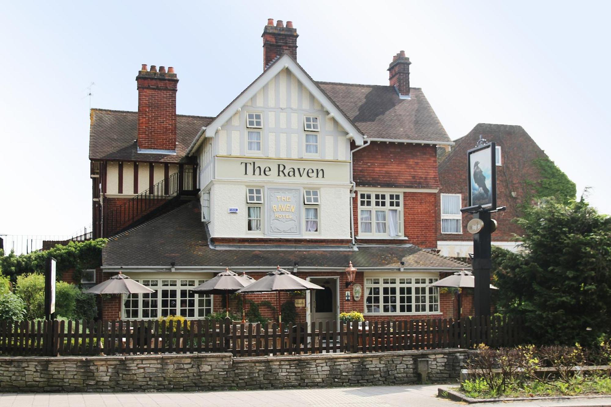 9 Smart Central Hotels Near Odiham Castle Worth Booking