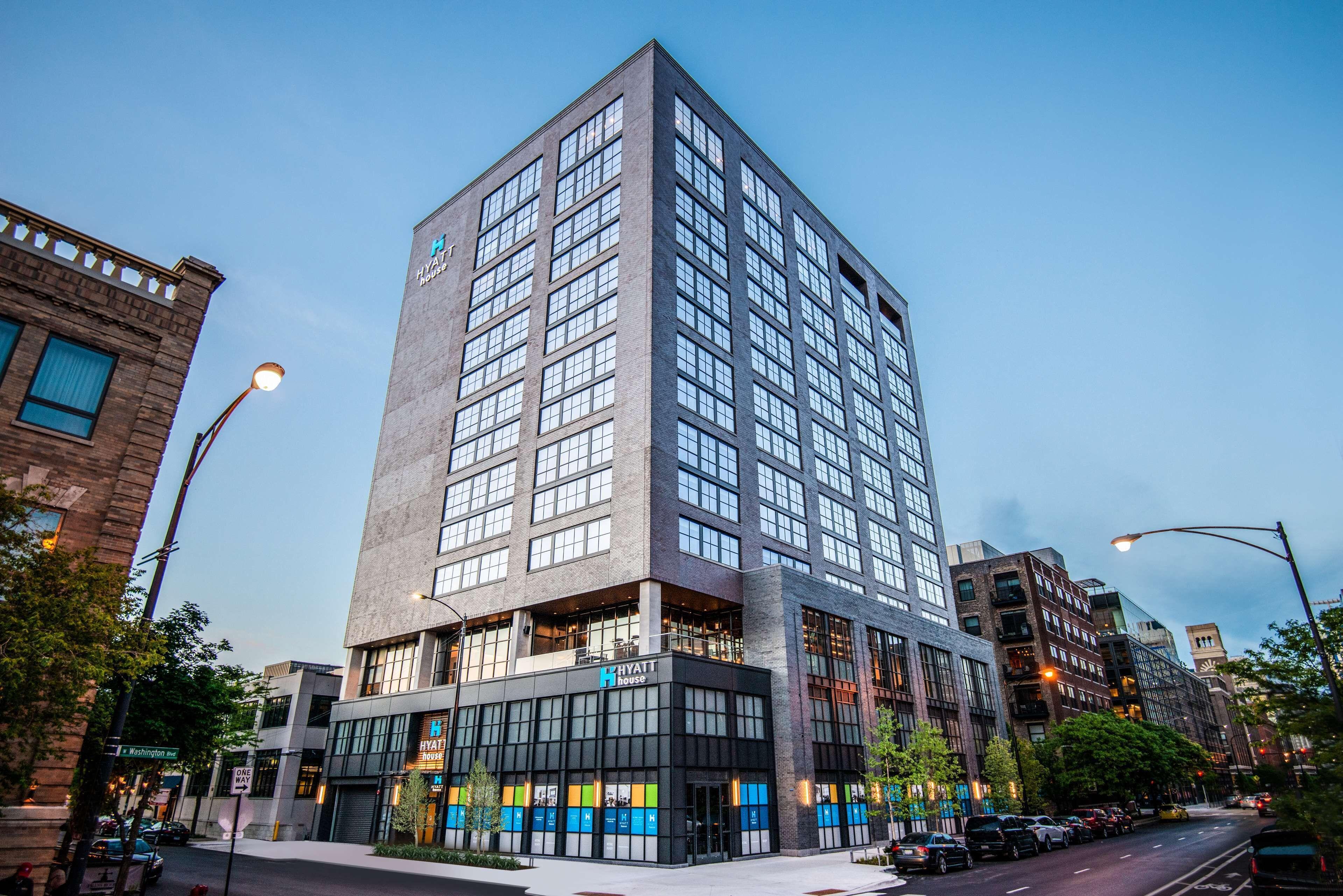 5 Exceptional Design Hotels Near The Merchandise Mart for Chicago Stays