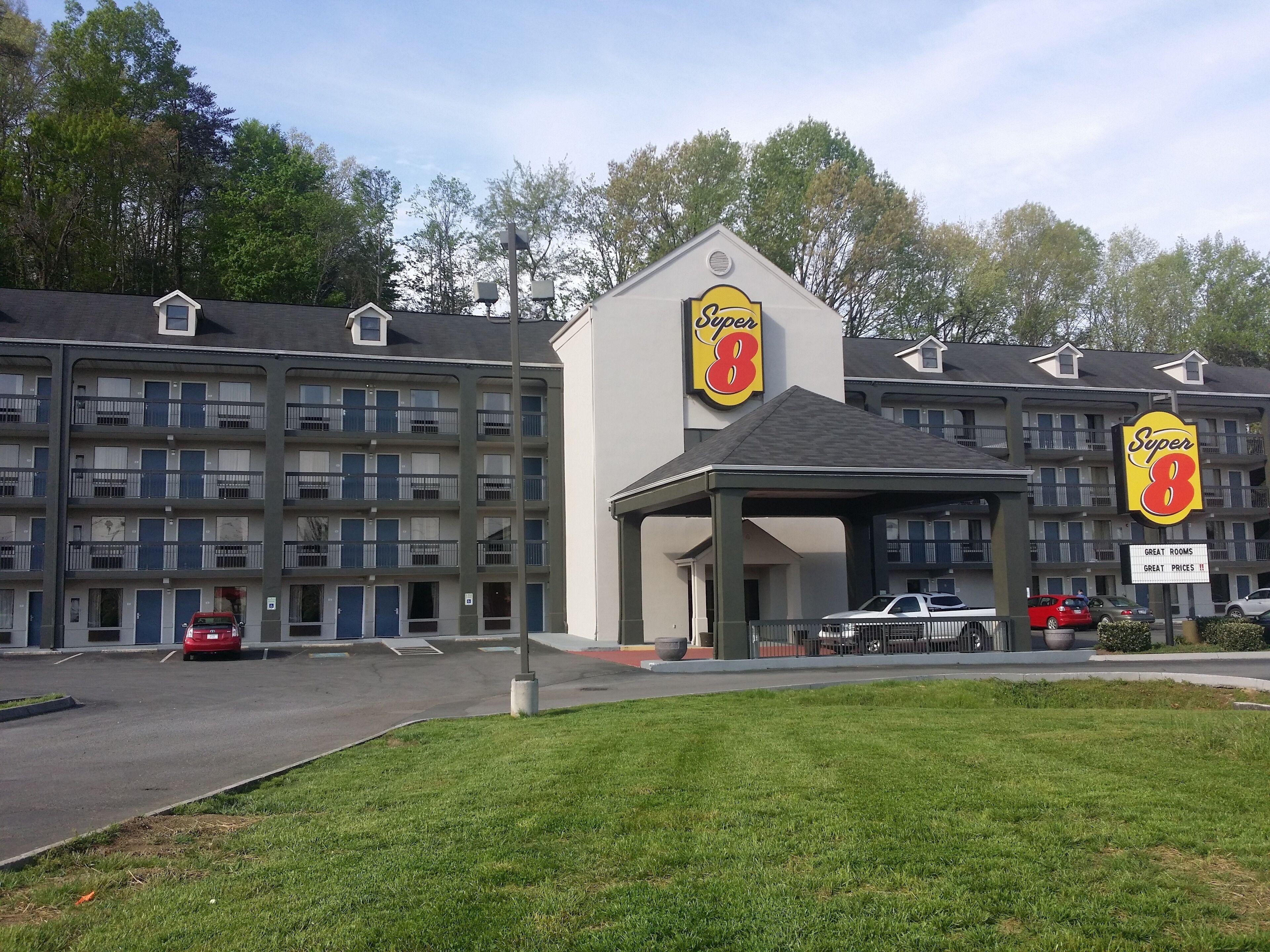 Where to Stay Near Dixie Stampede: 15 Central Pigeon Forge Hotels