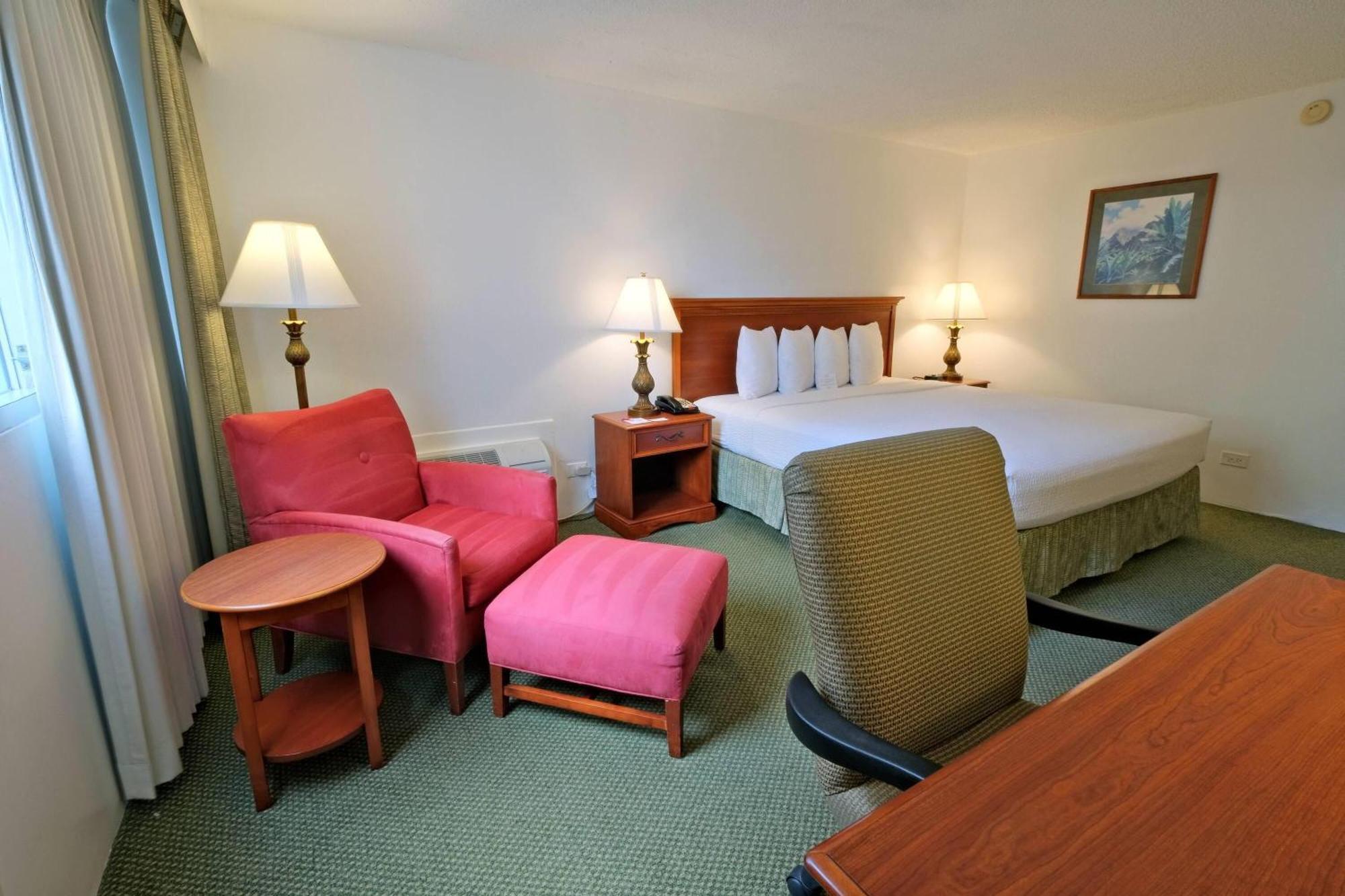 Where to Stay Near Hale Koa Luau: 4 Exceptional Design Hotels