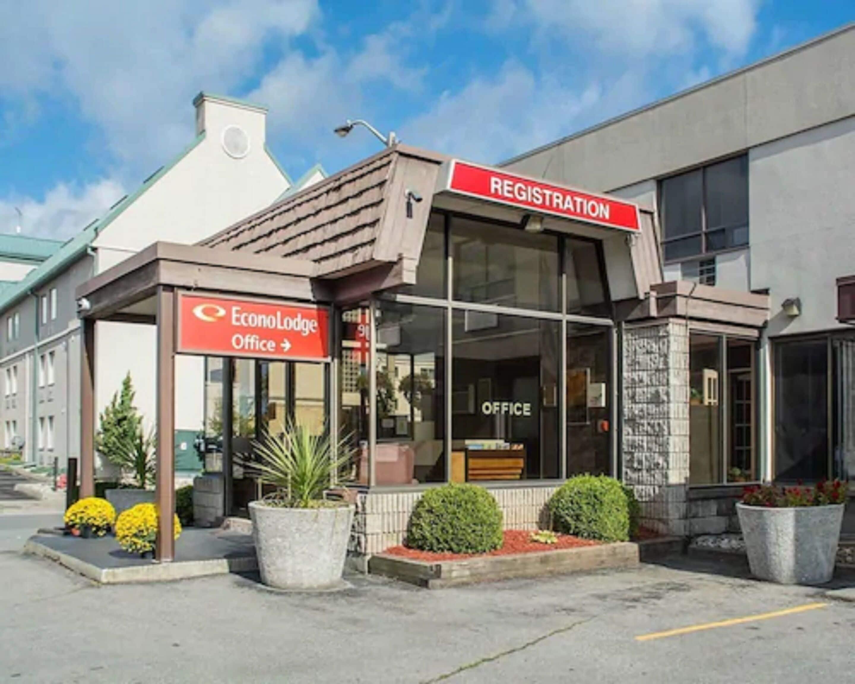 Staying Near Bridal Veil Falls: 4 Central Hotels Compared