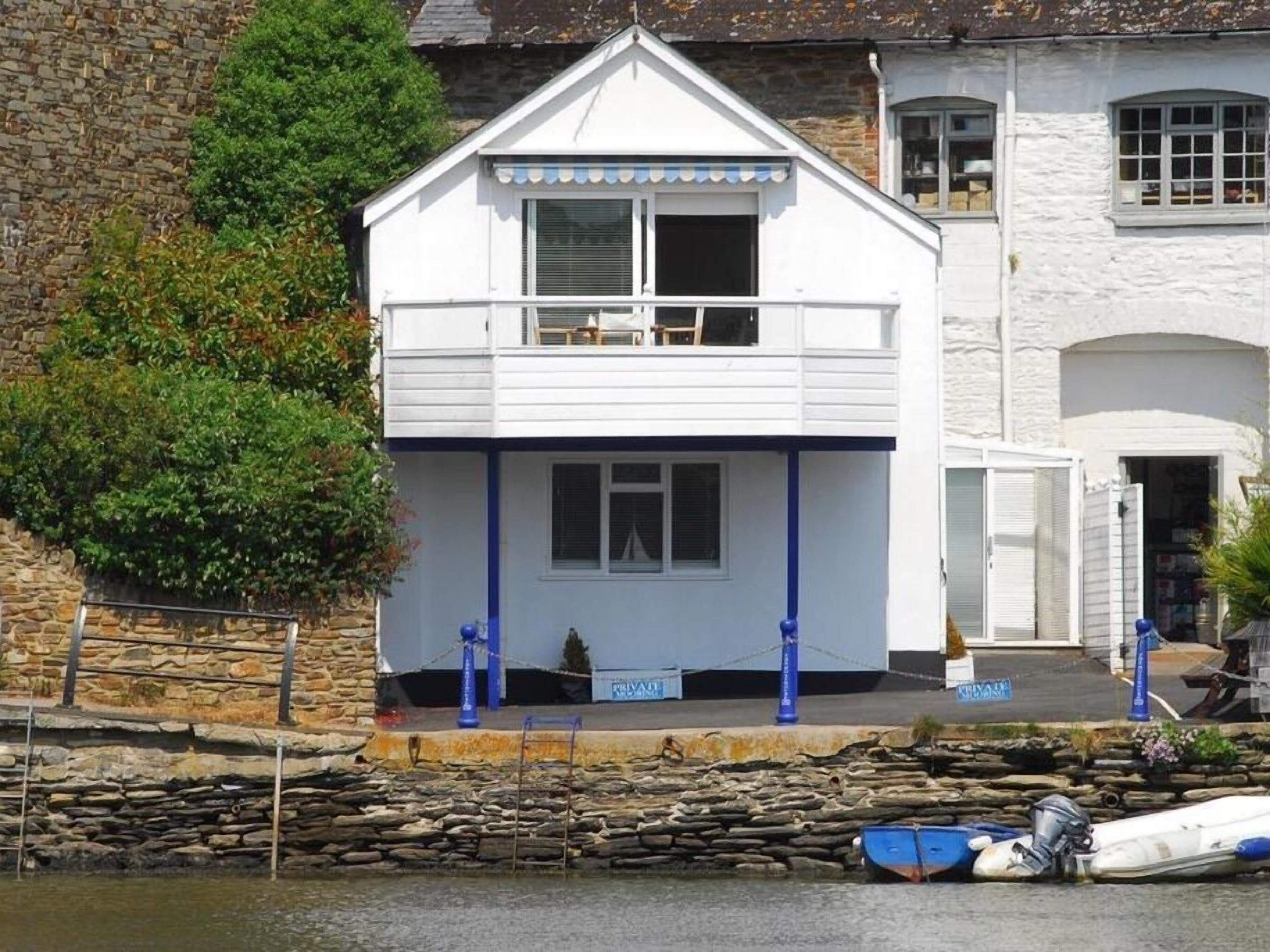 8 Villa Hotels Near Cookworthy Museum Worth Booking