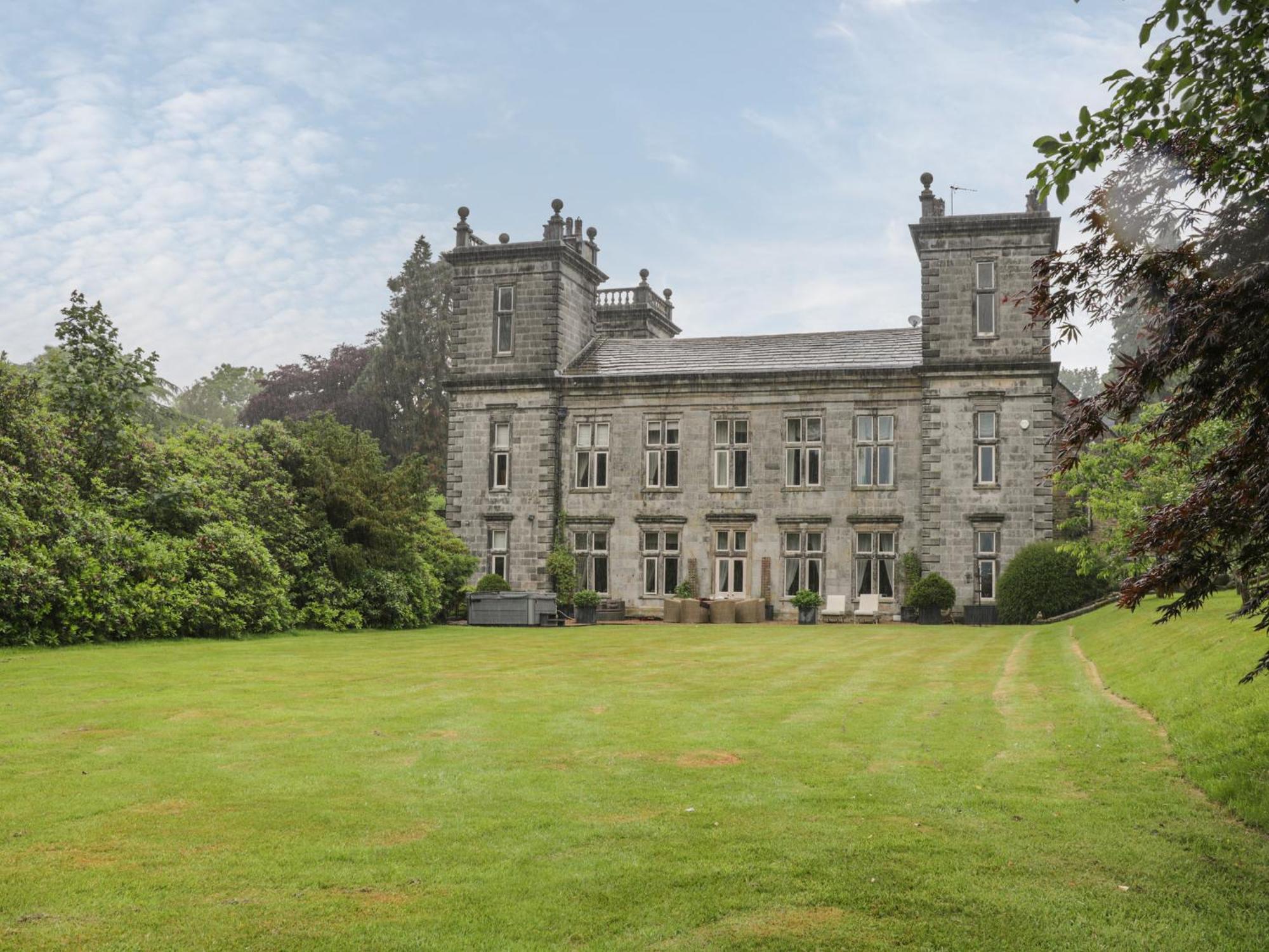 Staying Near Skipton Castle: 6 Villa Hotels Compared