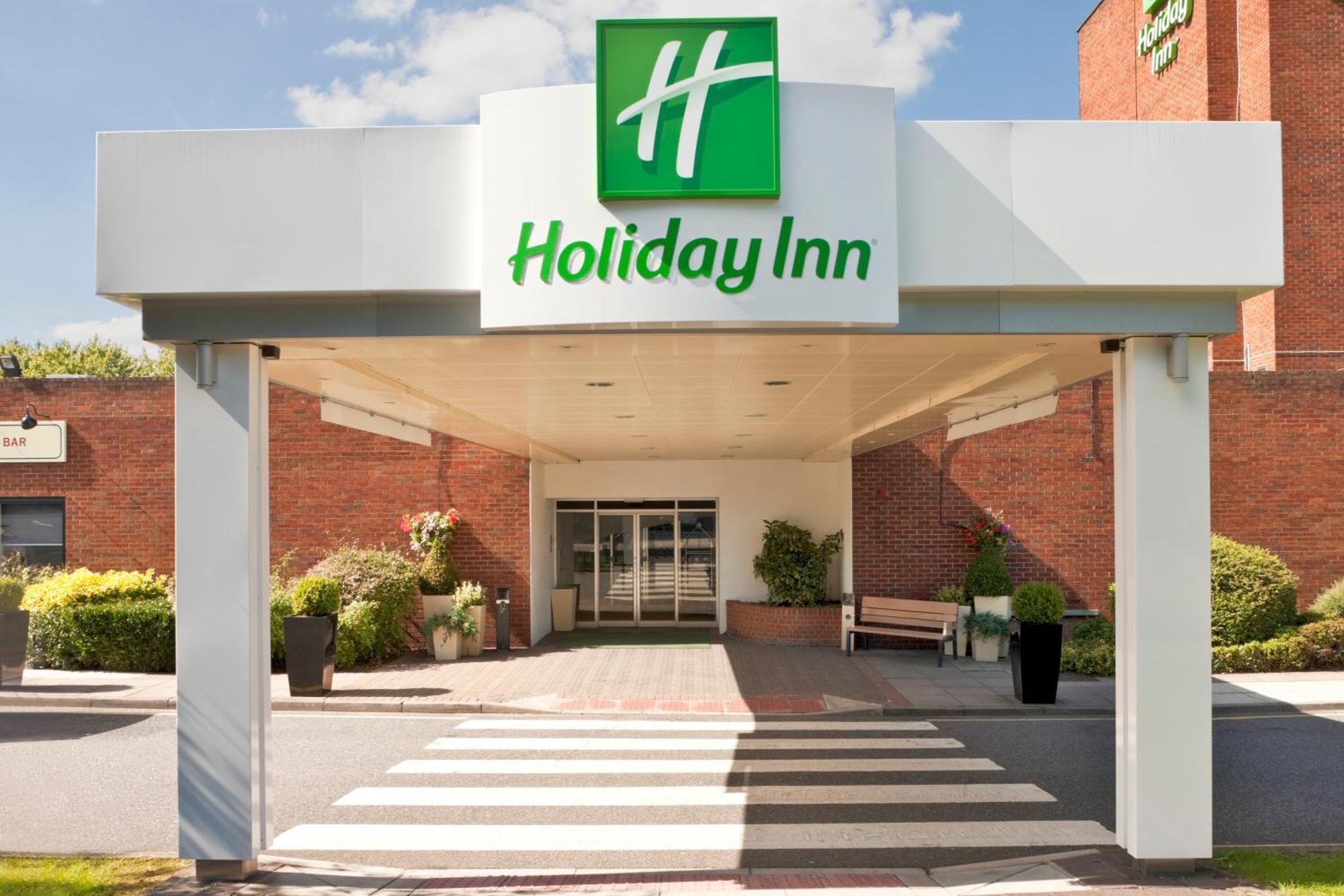 Where to Stay Near Burstead Golf Club: 4 Best 4-Star Hotels